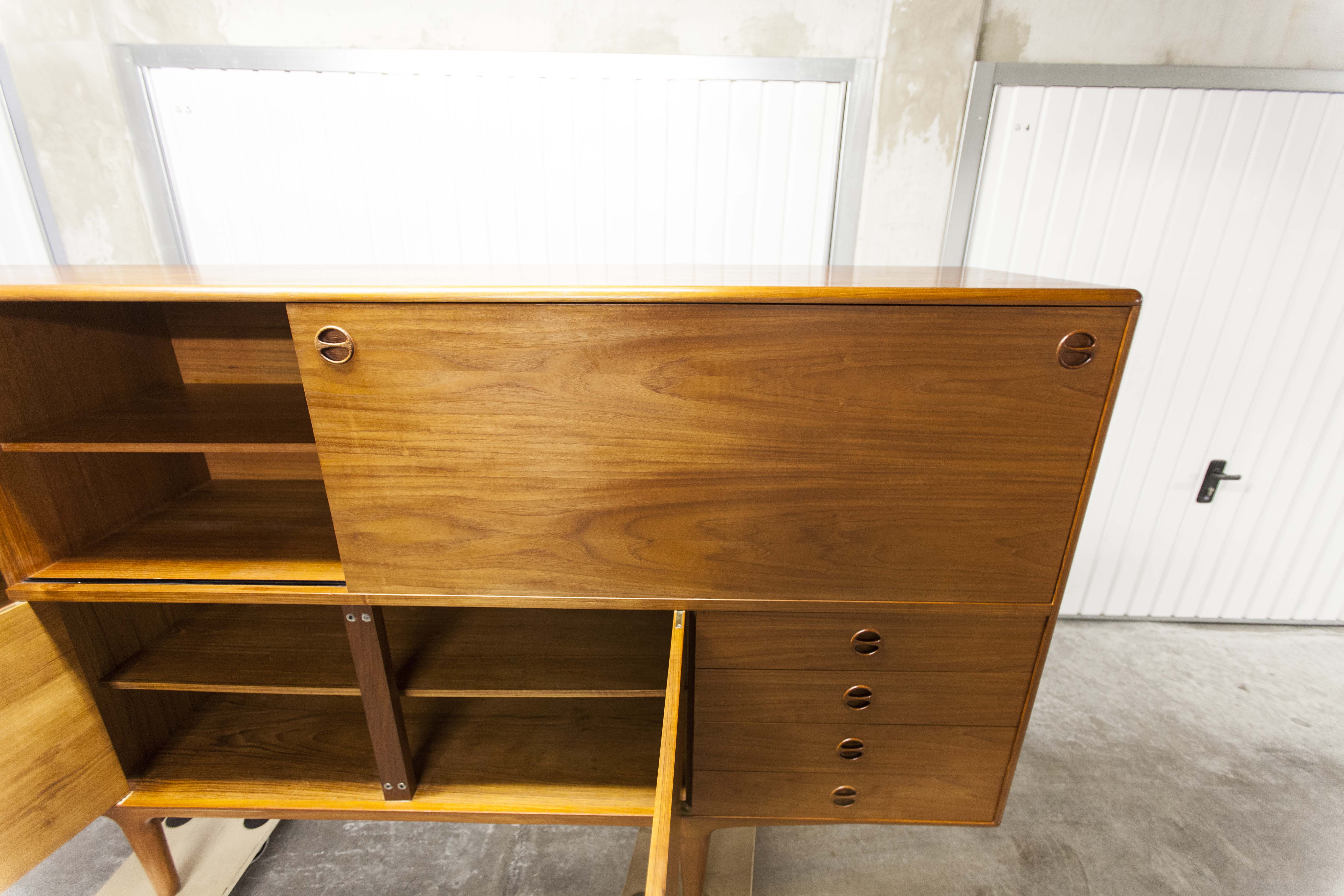 Scandinavian high enfilade 1960 solid teak