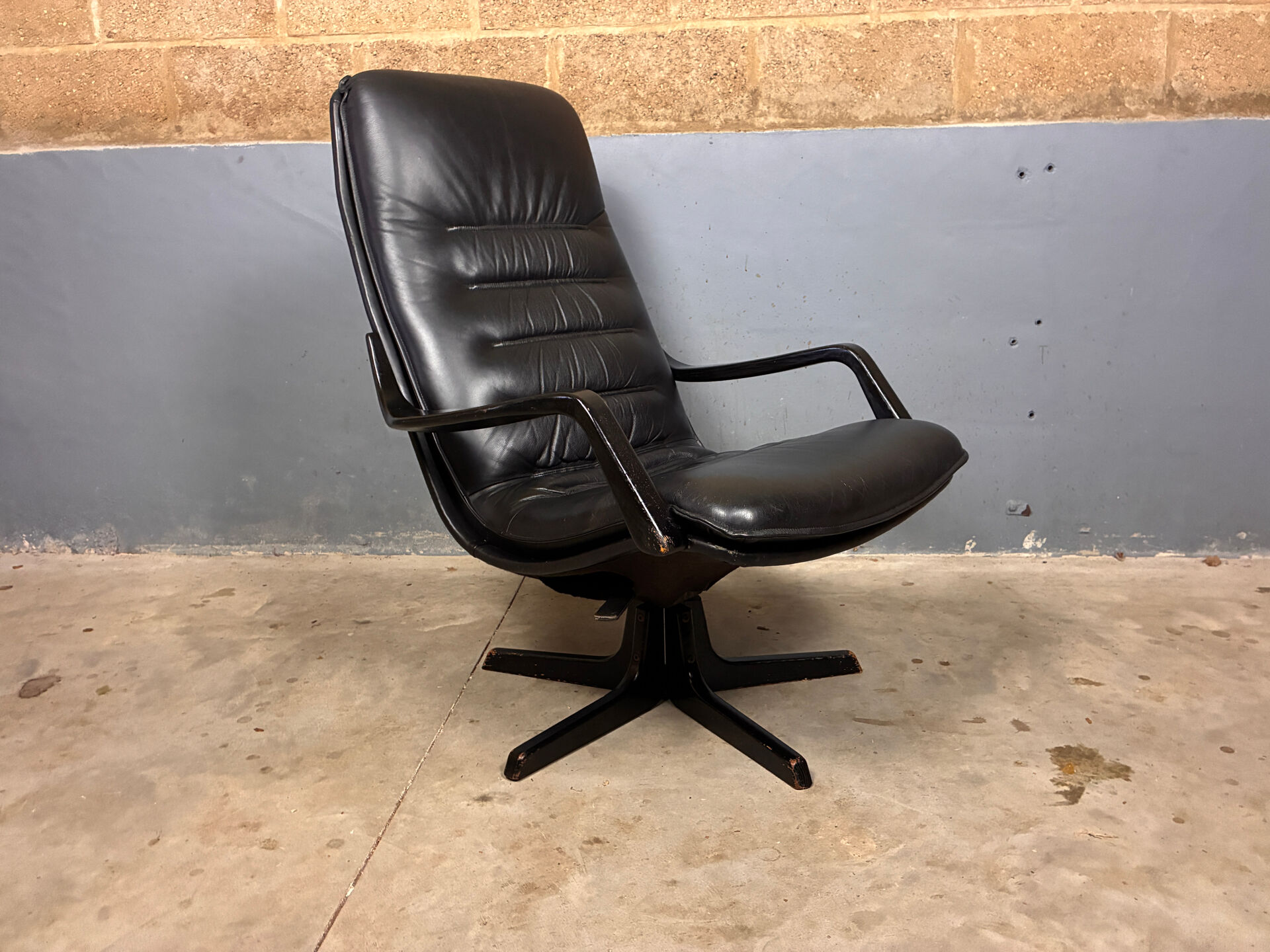 Danish Design Berg C90 Swivel armchair Leather