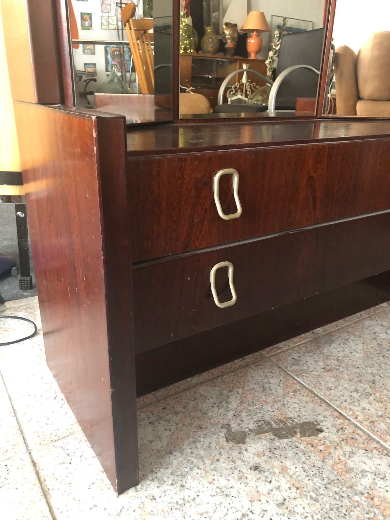 Hairdresser with triptych mirror and stool