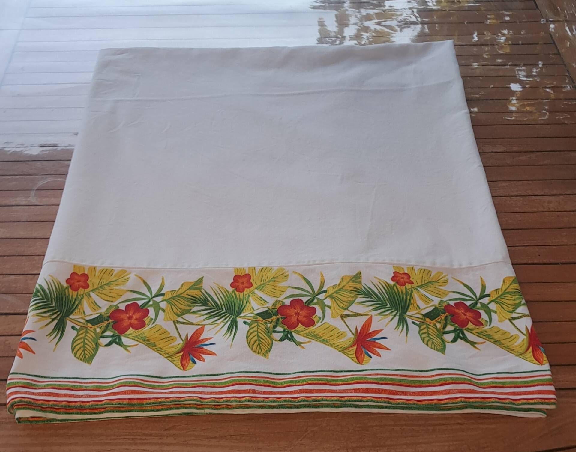 Vintage tablecloth printed with tropical and exotic flowers 235 x 142 cm – Years