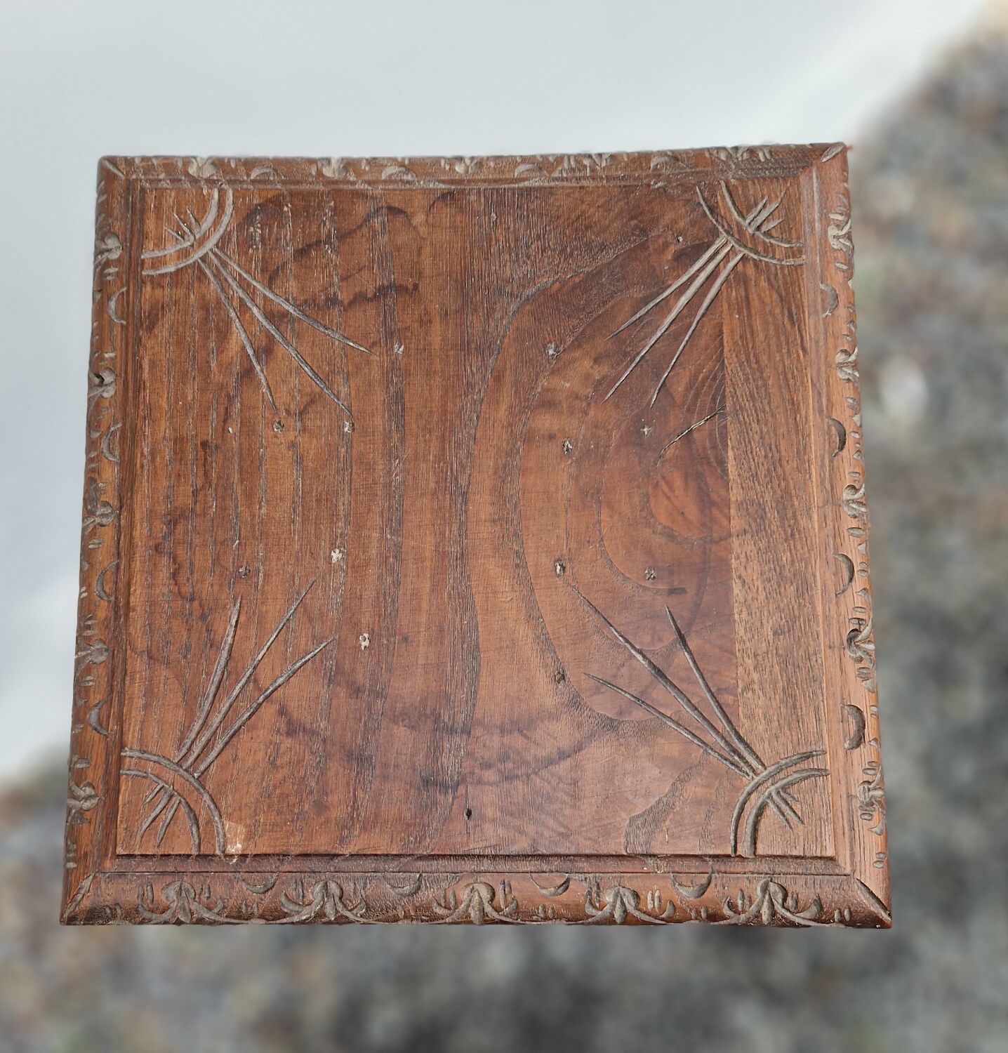 Breton saddle in solid wood with spindle decoration