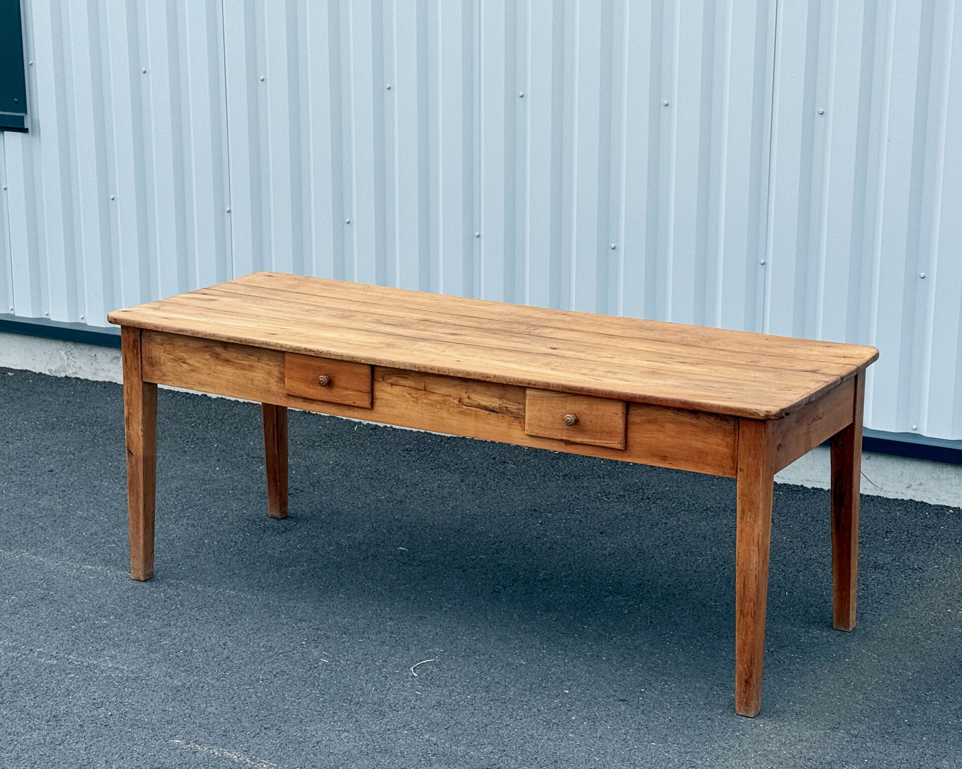 Grande table en noyer massif