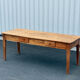 Grande table en noyer massif