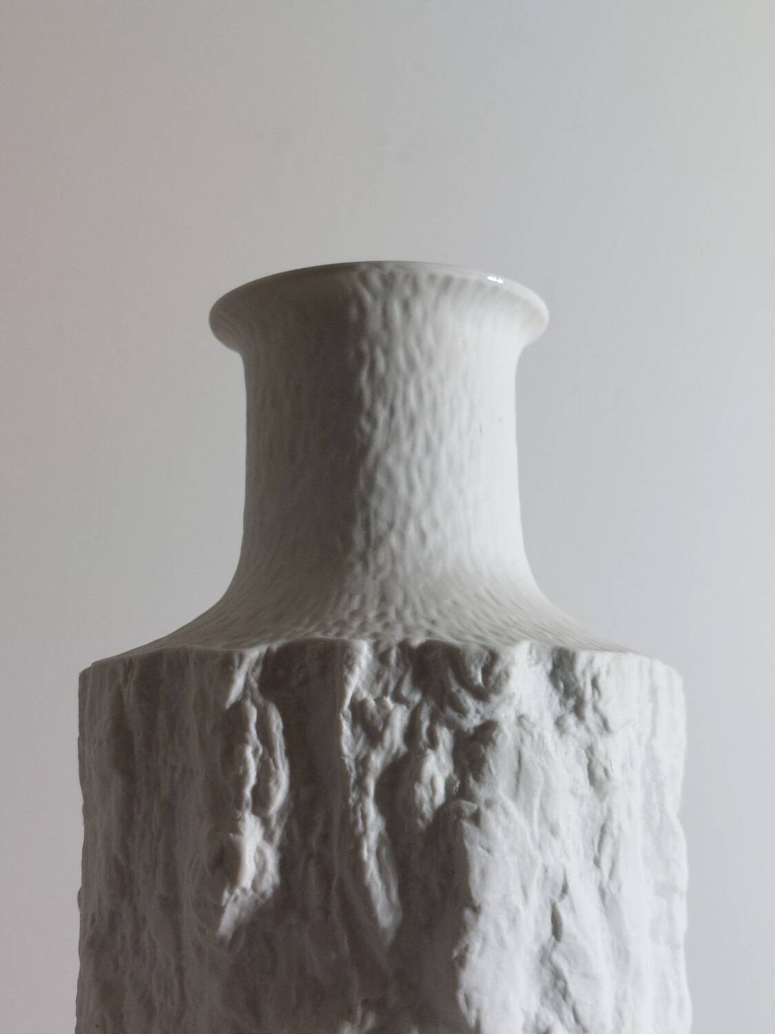 Vase en biscuit de porcelaine Bareuther, milieu XXème