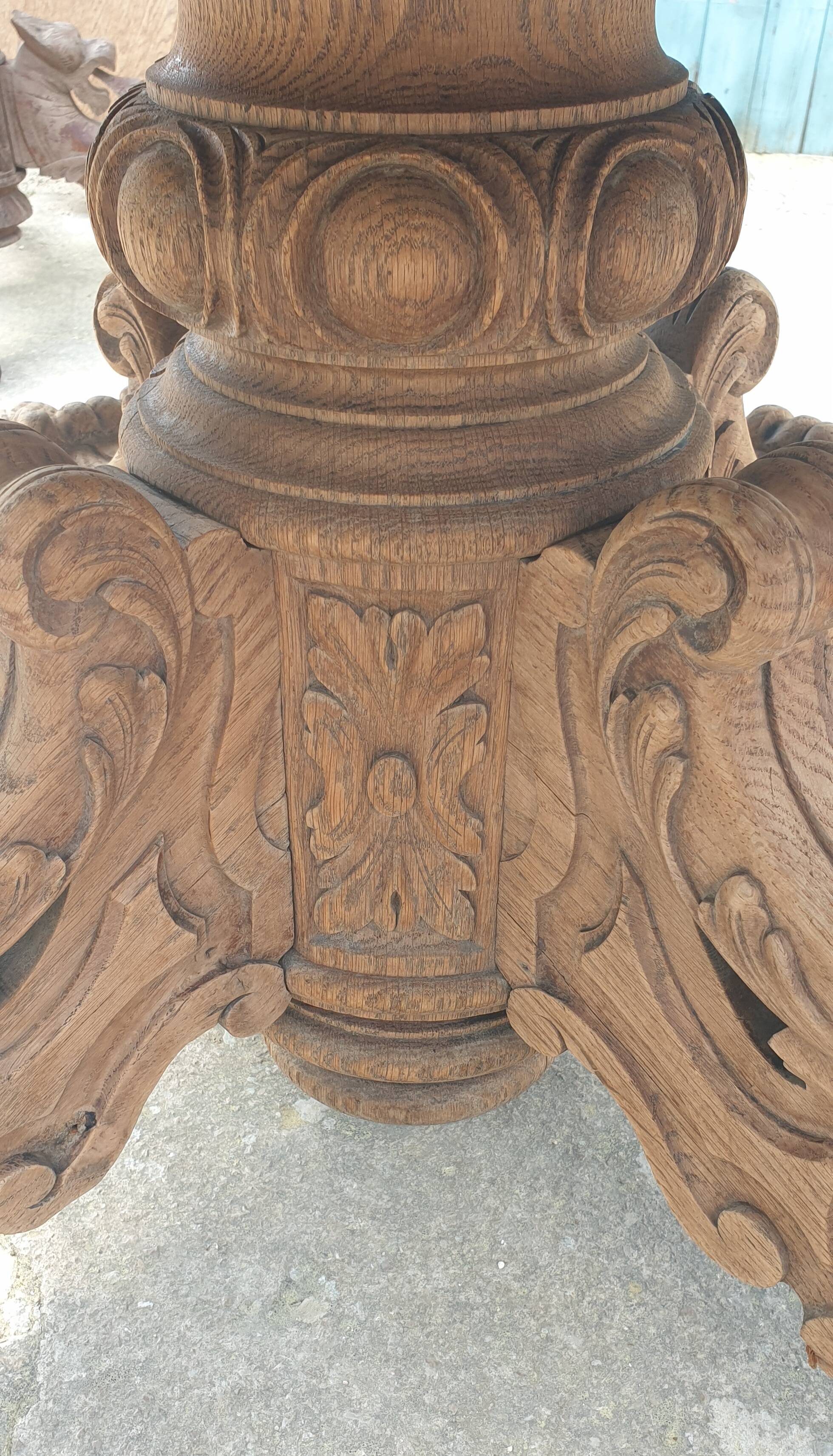 Table with central leg in solid oak, natural wood, carved base