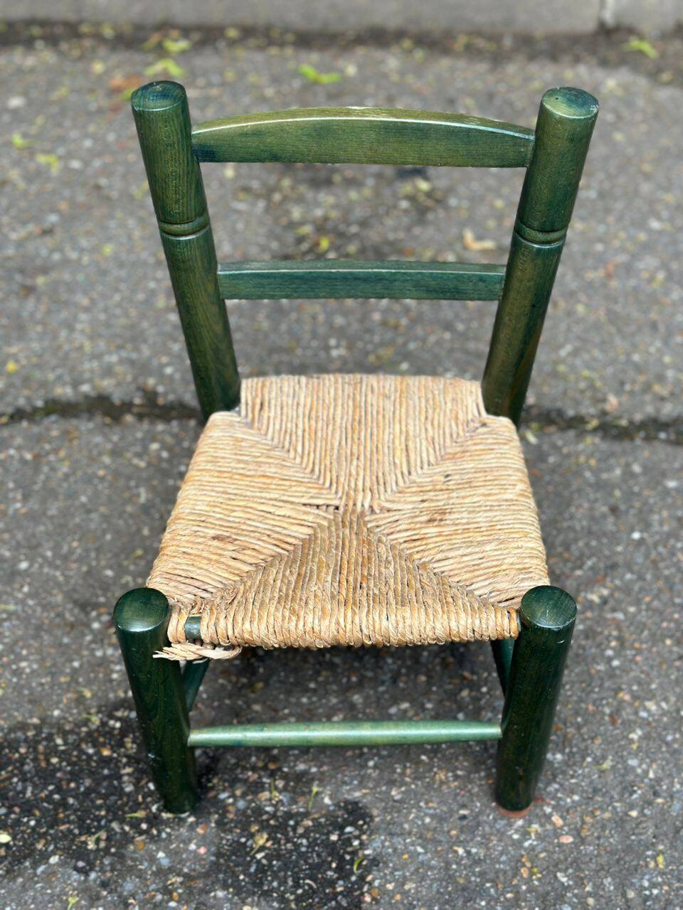 Vintage children's chair in solid wood with a straw seat in green.