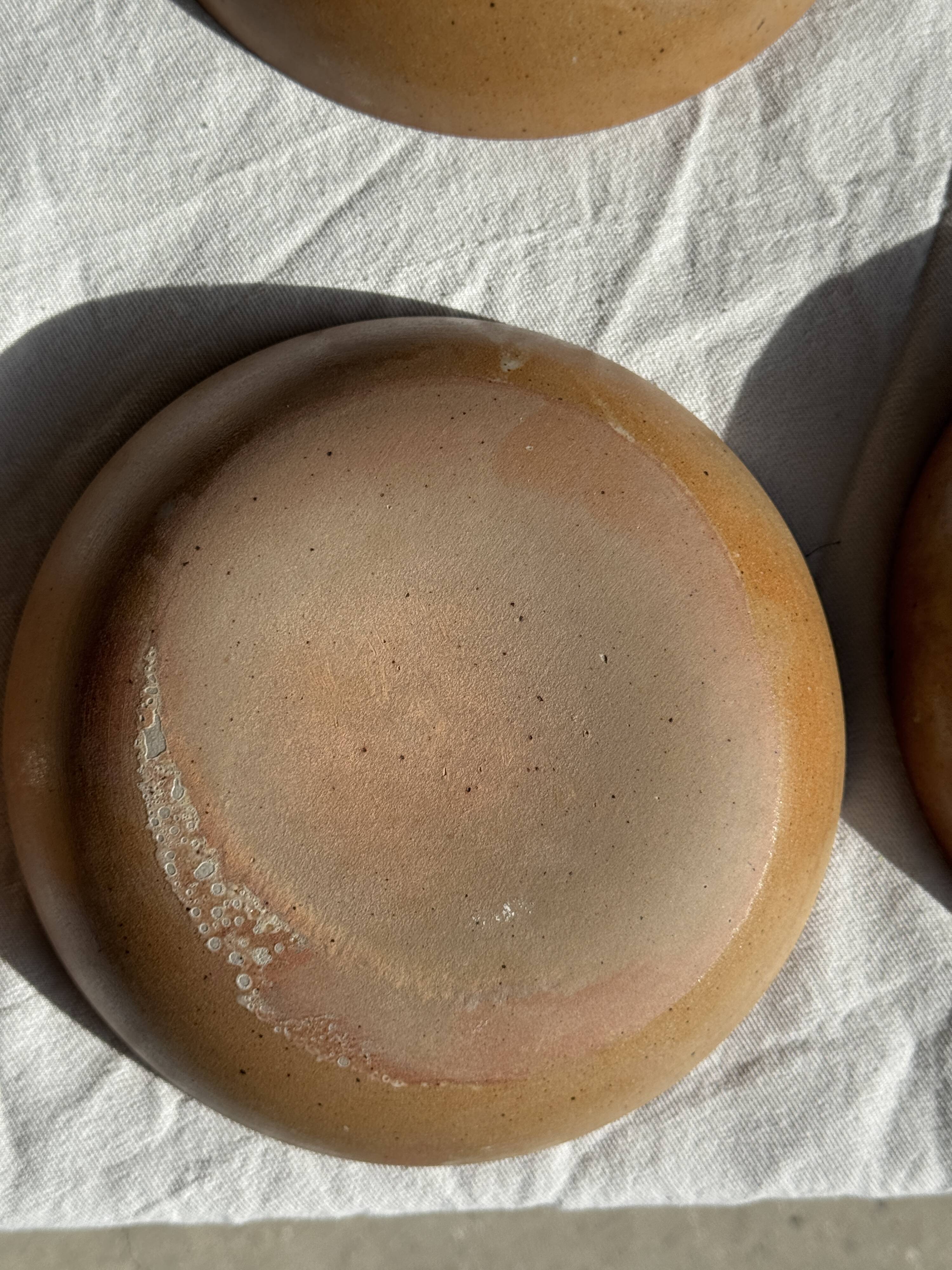 11 assiettes creuses artisanales vintage en grès mat