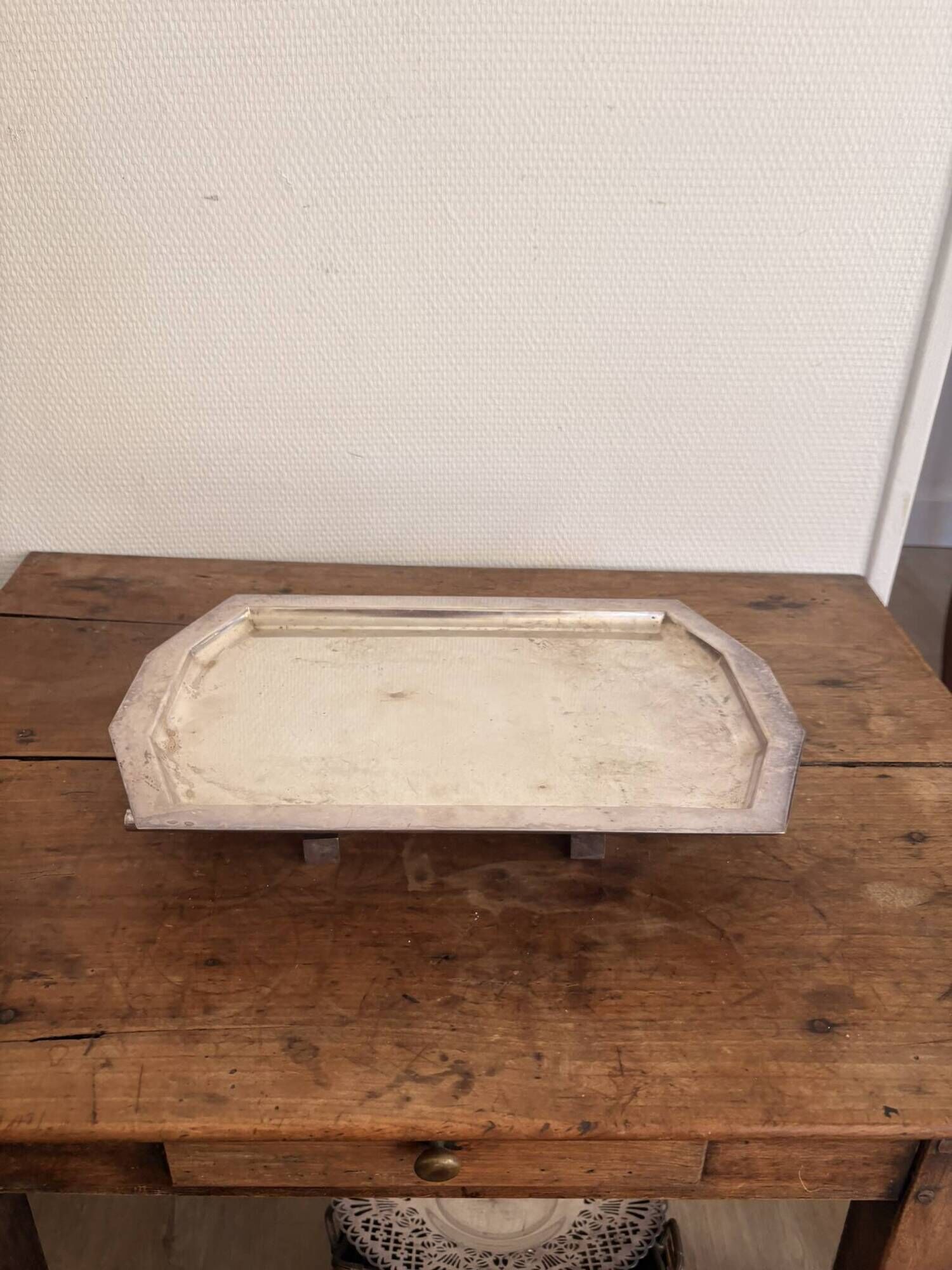 Art Deco metal plate, silvered, hammered on a flat vintage serving stand.
