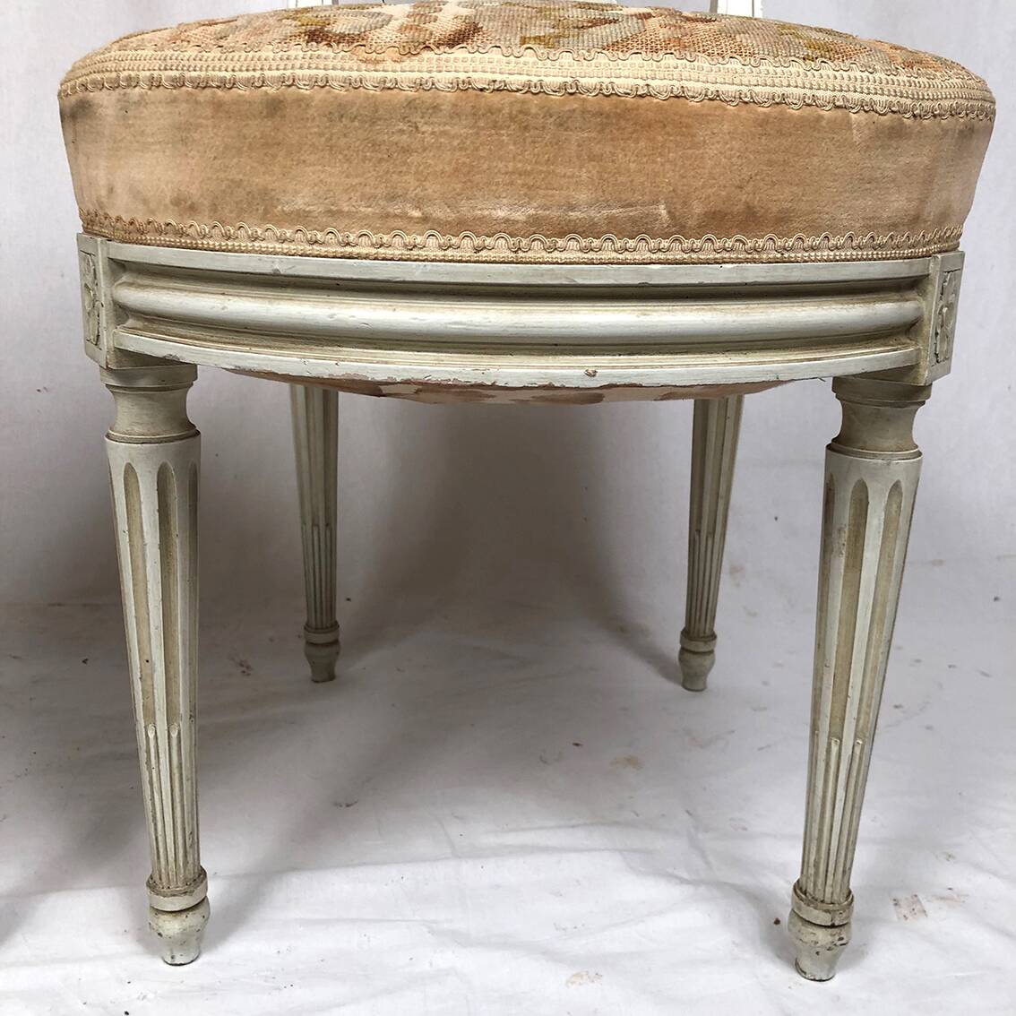 Pair of white lacquered wooden chairs in Louis XVI style, 20th century