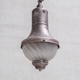 Ensemble de trois suspensions antiques en verre gravé