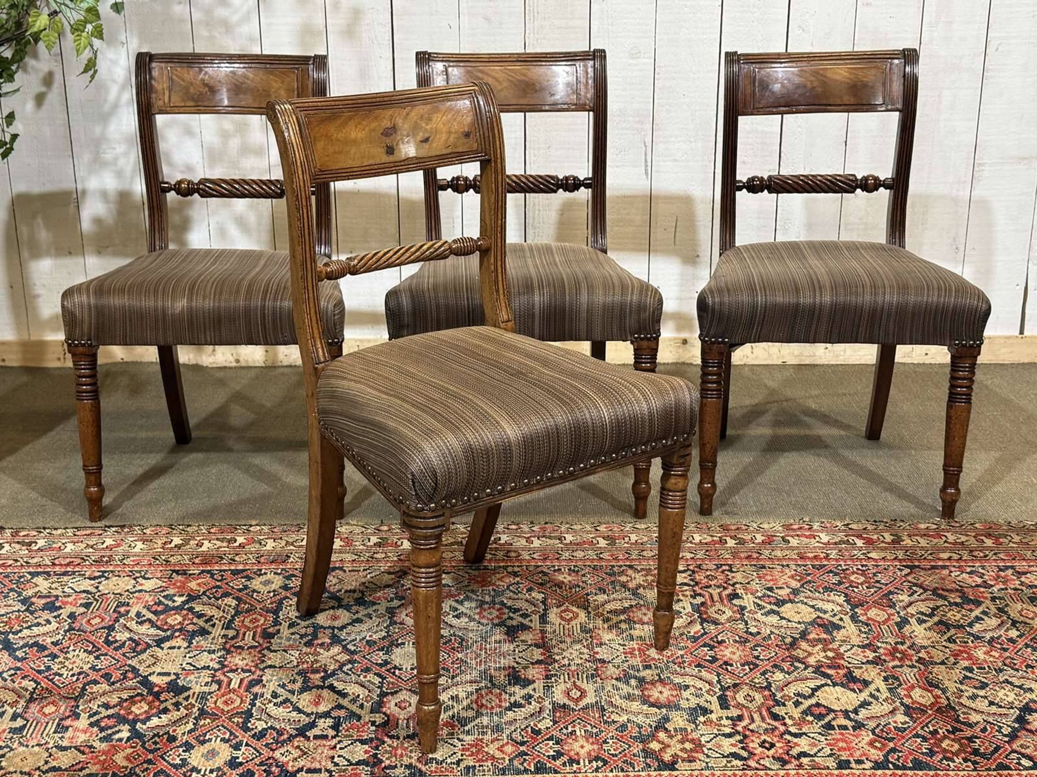 Série de 4 chaises + 2 fauteuils anglais en acajou fin XIXème