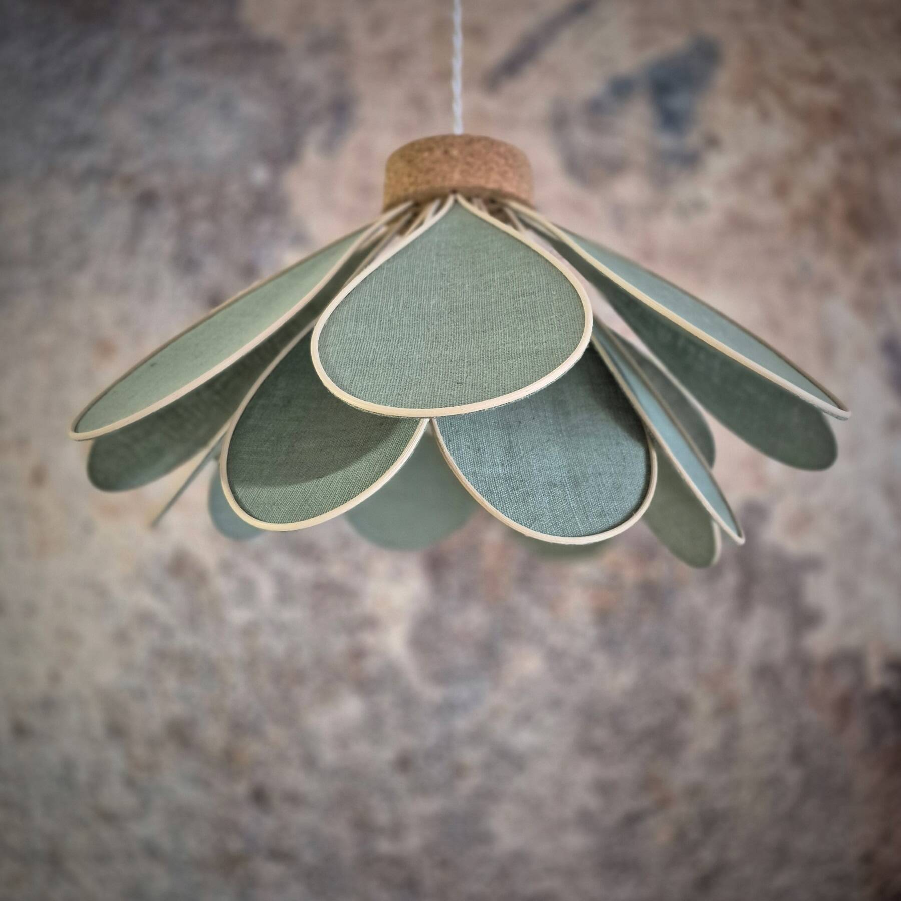 Suspension fleur, modèle Iris, 16 pétales en rotin et lin vert céladon