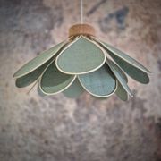 Suspension fleur, modèle Iris, 16 pétales en rotin et lin vert céladon