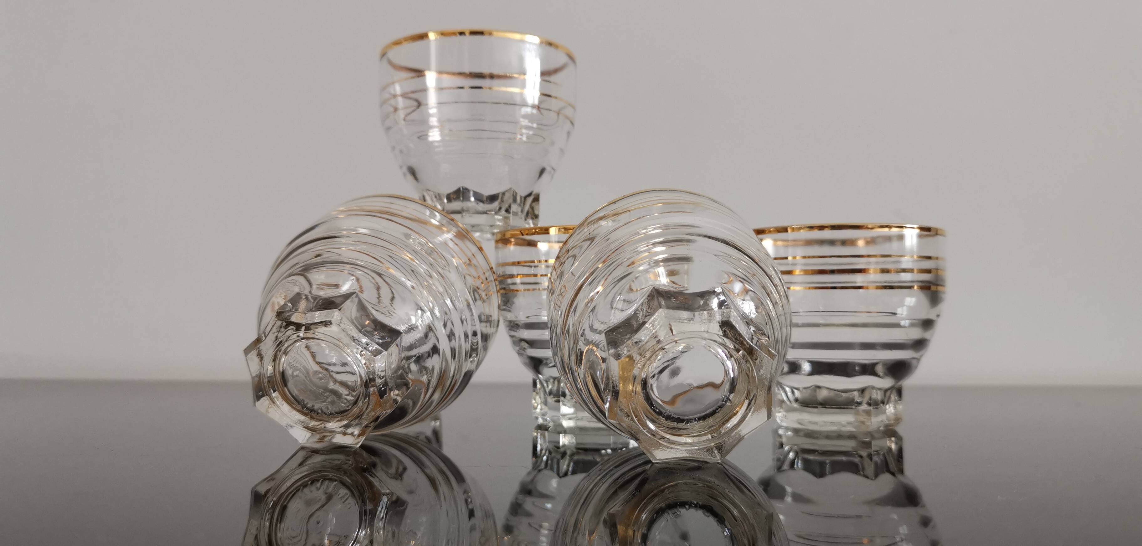 6 transparent glass cups with gold edging