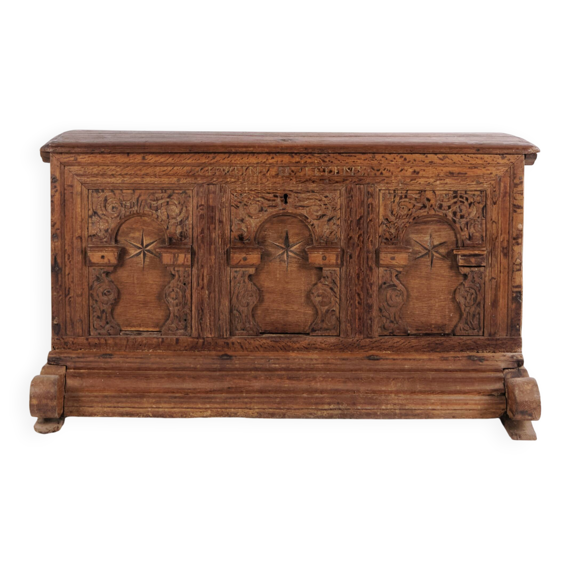 Coffre – Chêne – Détails sculptés et marqueterie – vers 1860