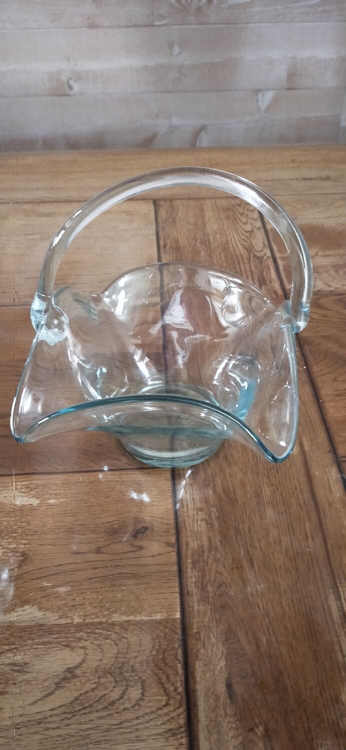 Decorative basket in glass paste