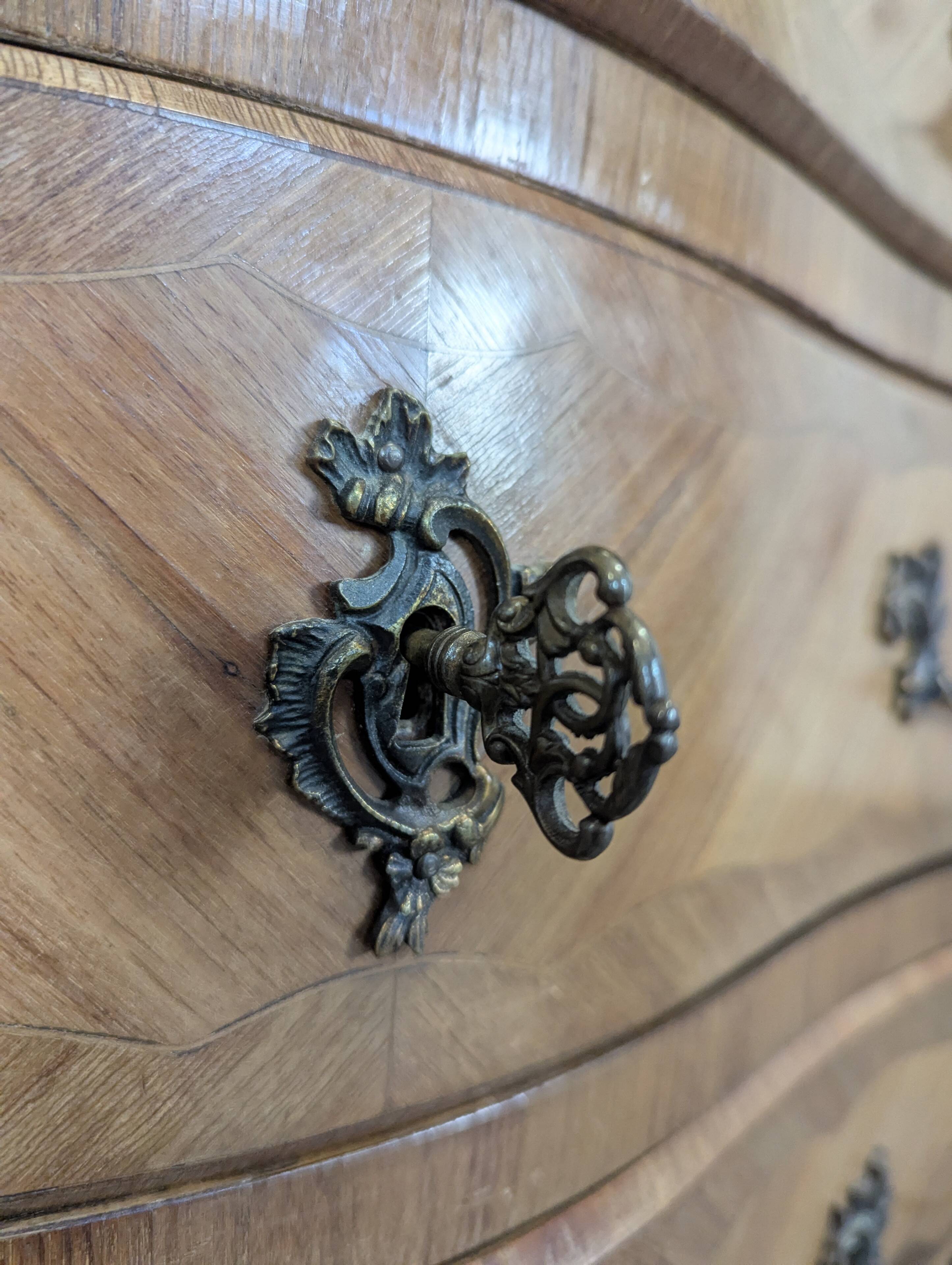 Commode de style Louis XV en marqueterie