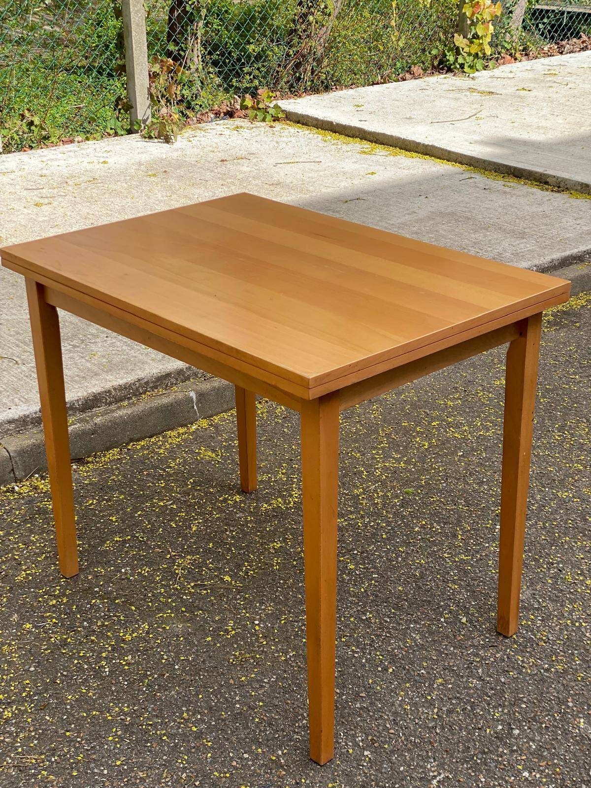 Rectangular Scandinavian dining table in wood for 8 people.