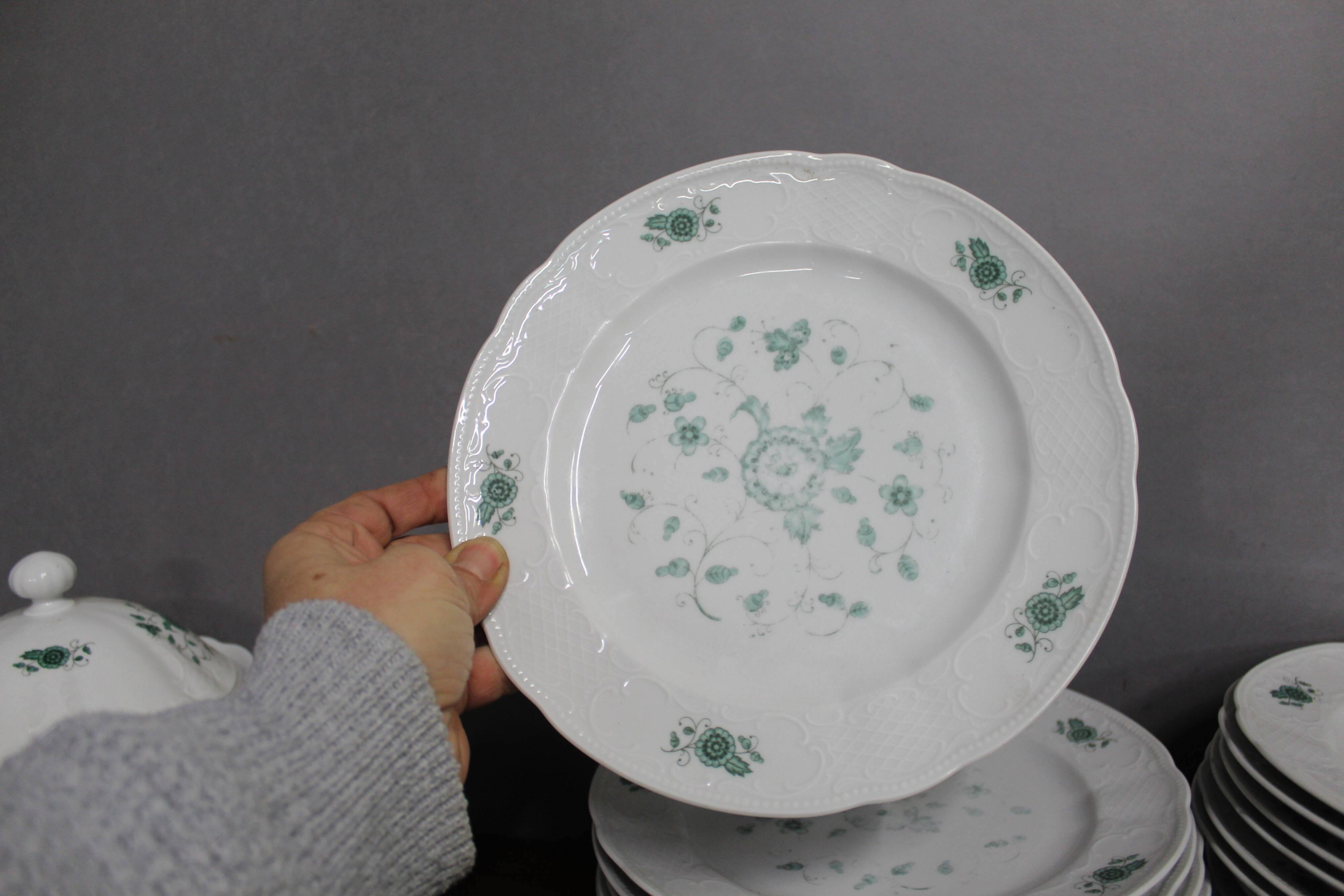 Seltmann Weiden Bavaria 31-Piece Porcelain Dinnerware Set