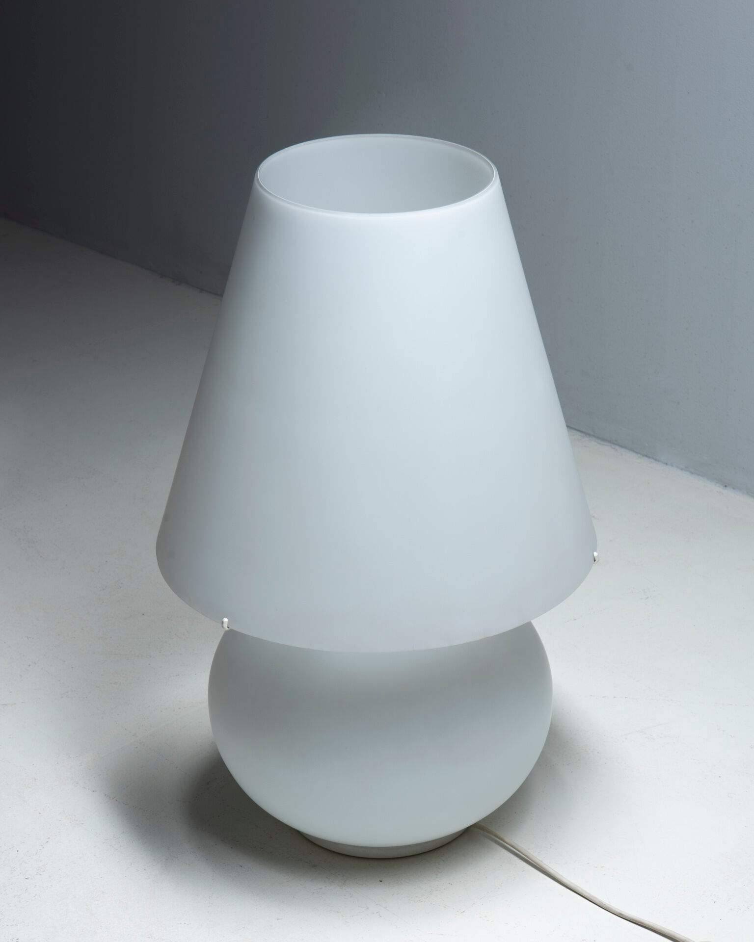 Lamp in white glass