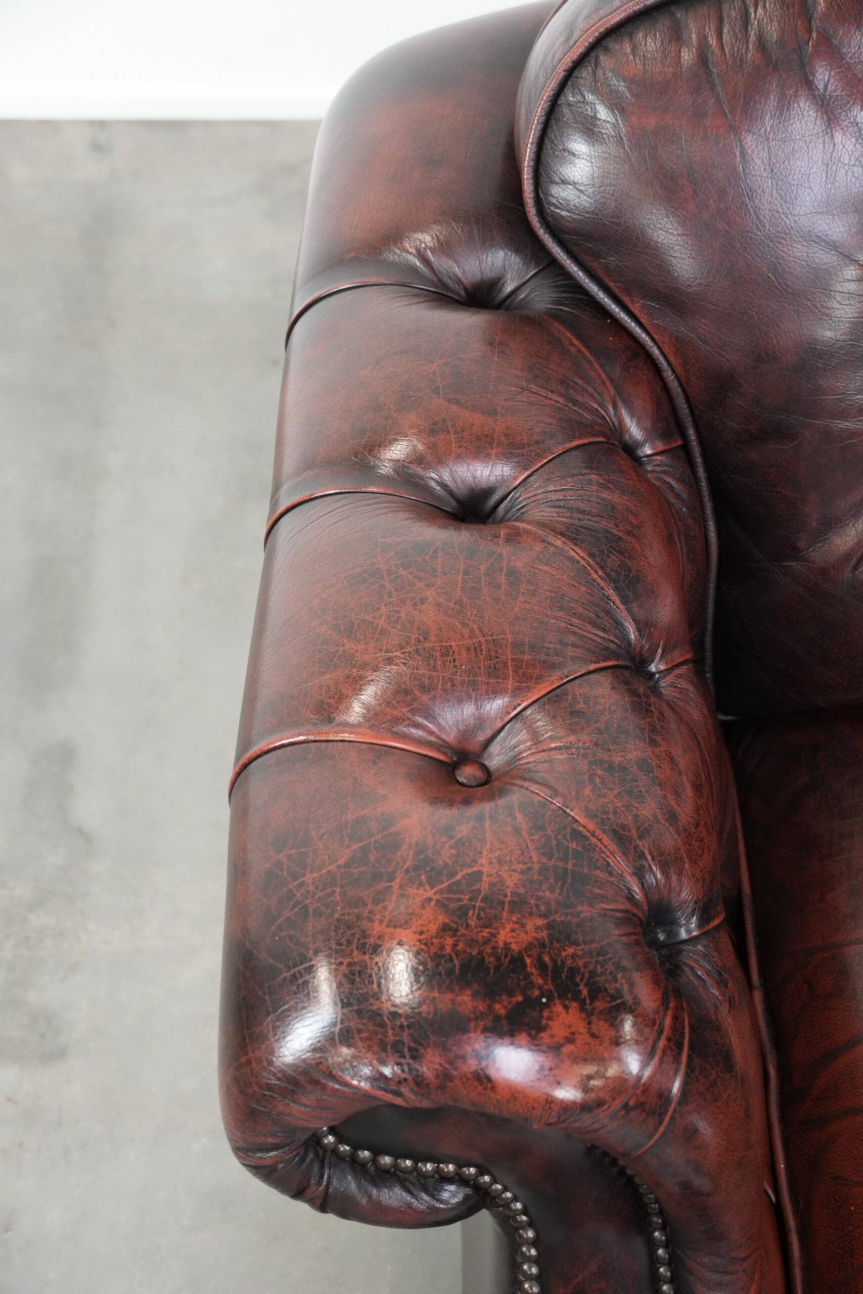 Fauteuil Chesterfield en cuir marbré rouge de style anglais