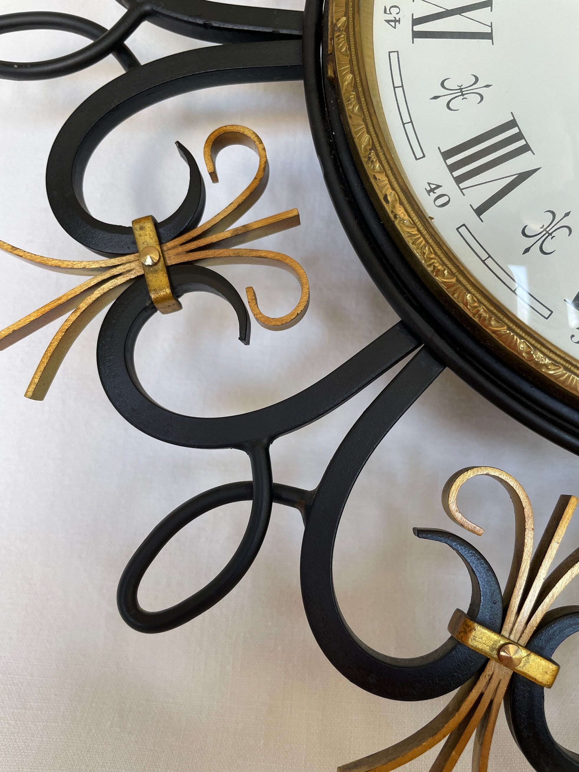 Wall clock Featured from the 60s