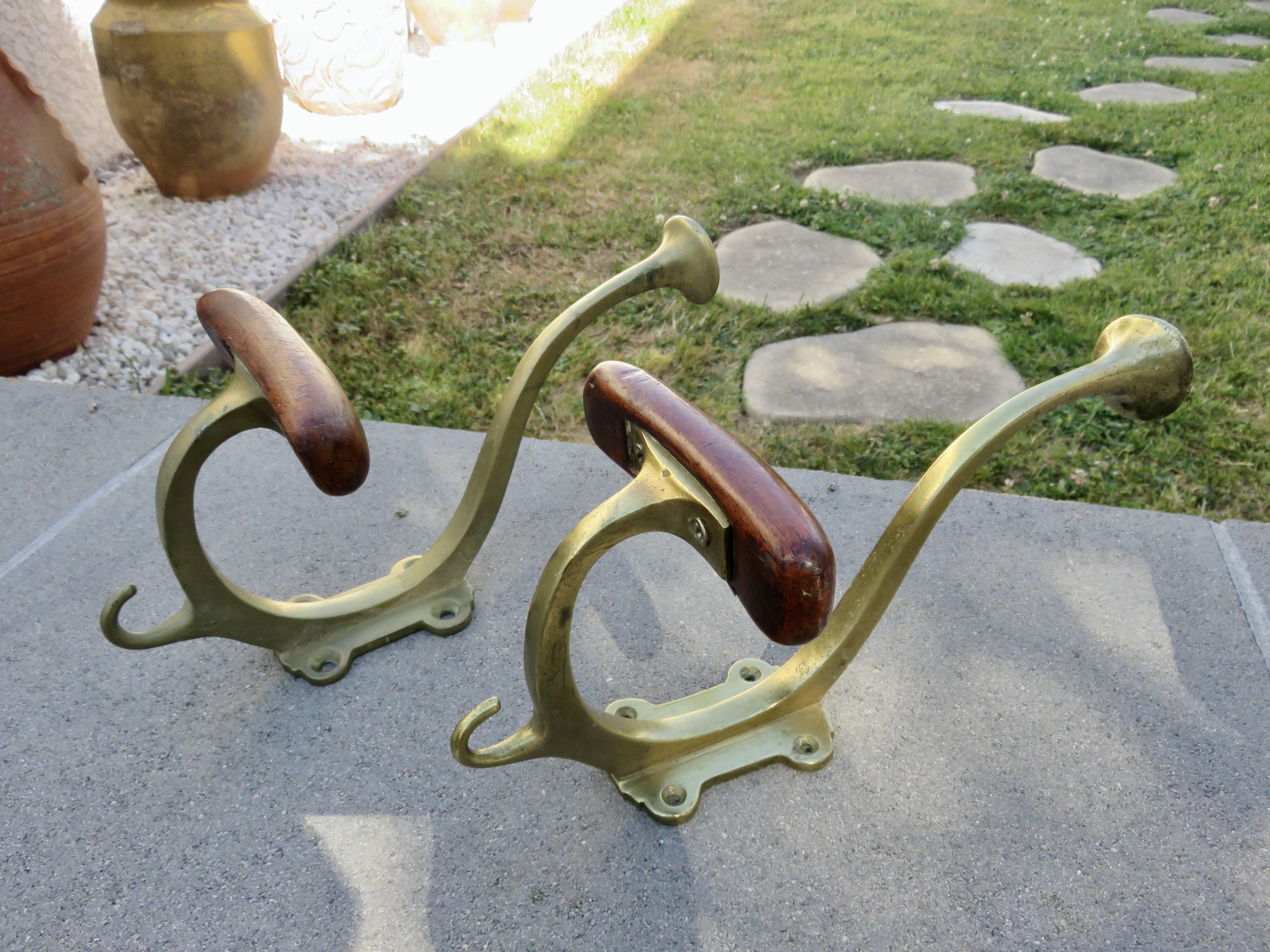 Pair of Art Nouveau coat hooks in bronze and chestnut, circa 1930.