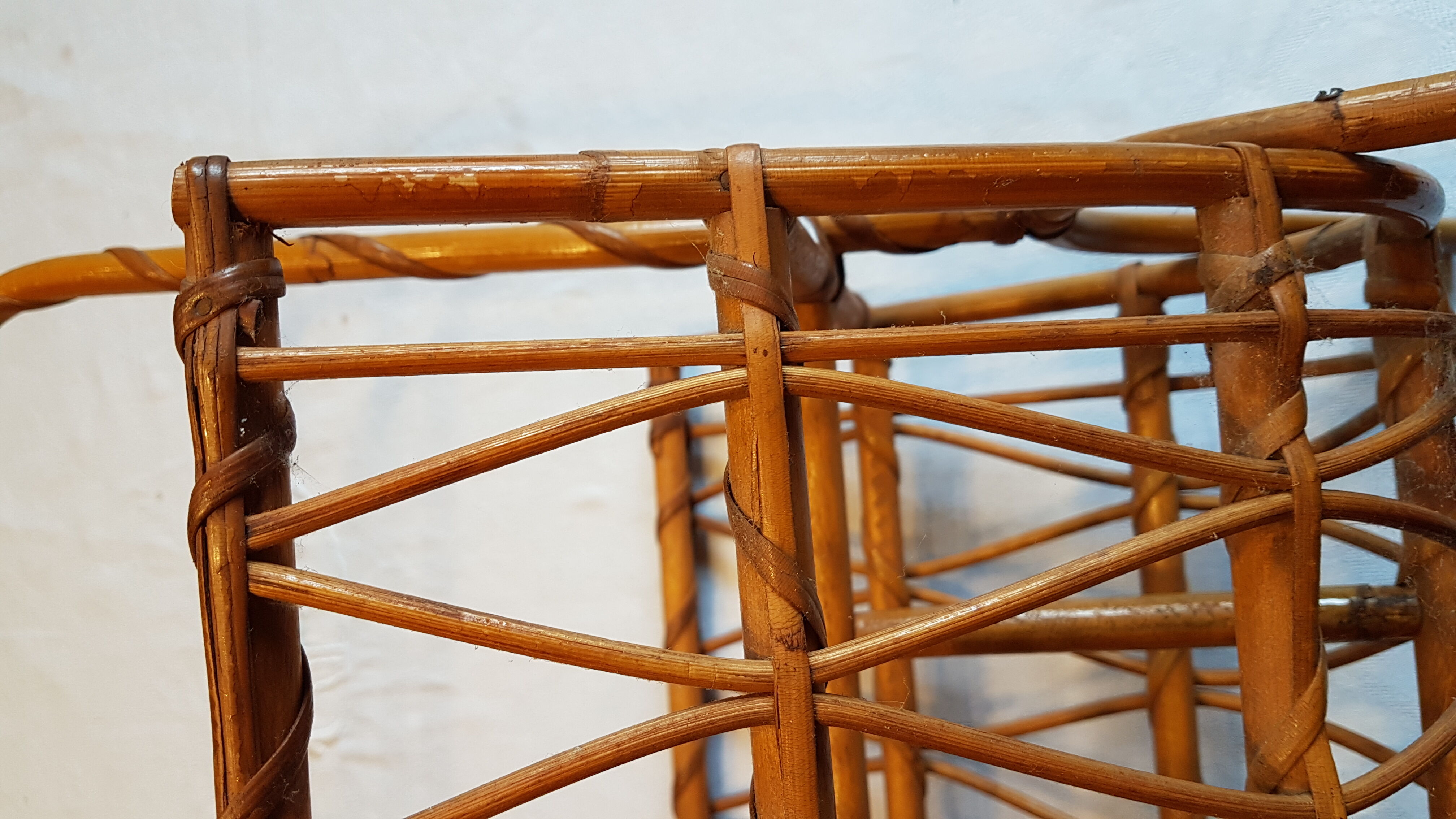 Porte revue en osier rotin des années 70