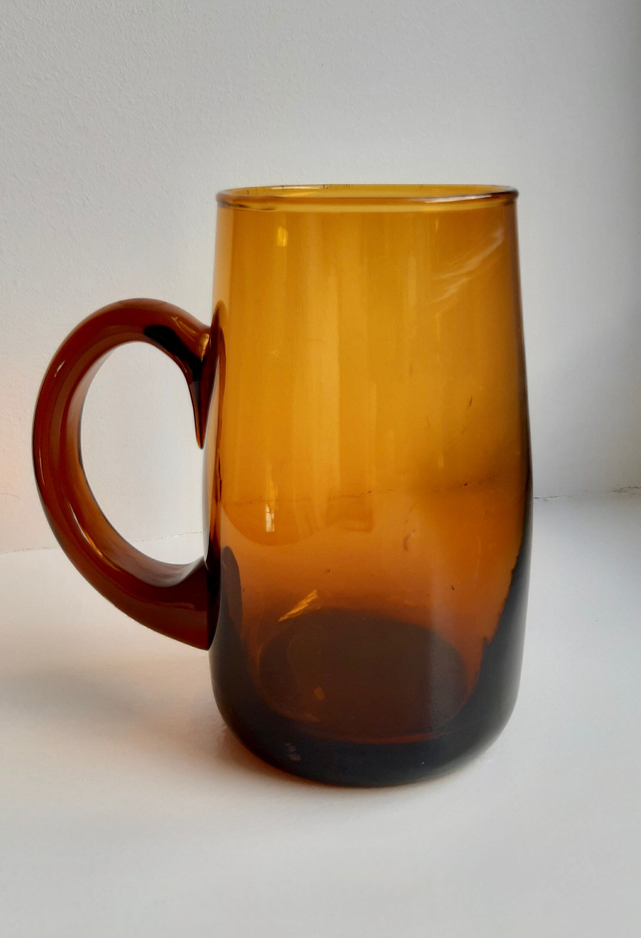 Ensemble composé d’un pichet et de 6 verres ambrés années 70