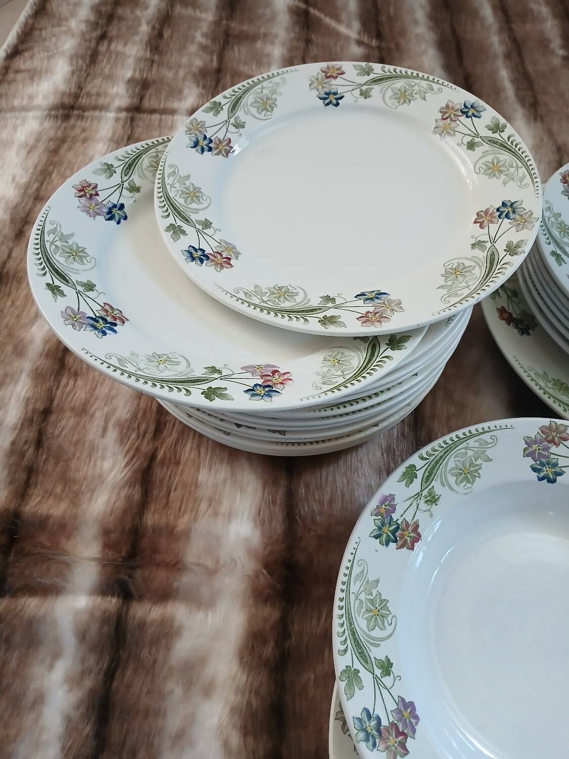 23 assiettes + plat anciens U&C Sarreguemines