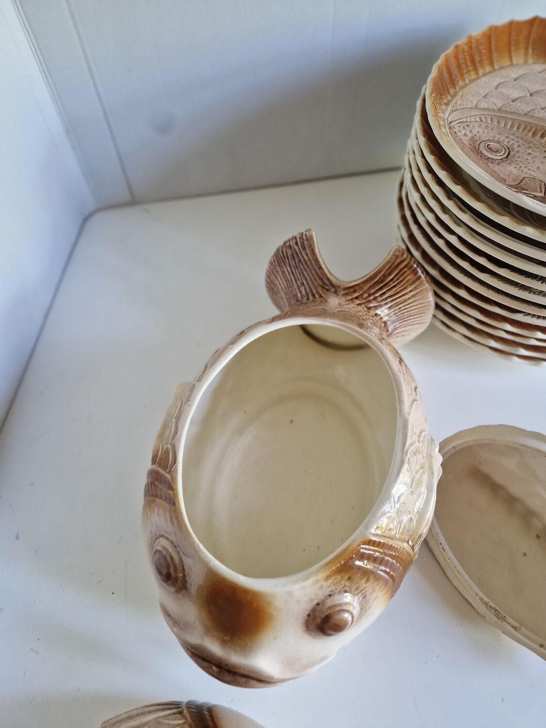 Many flat plates, dish, sauce boat, vegetable dish.
