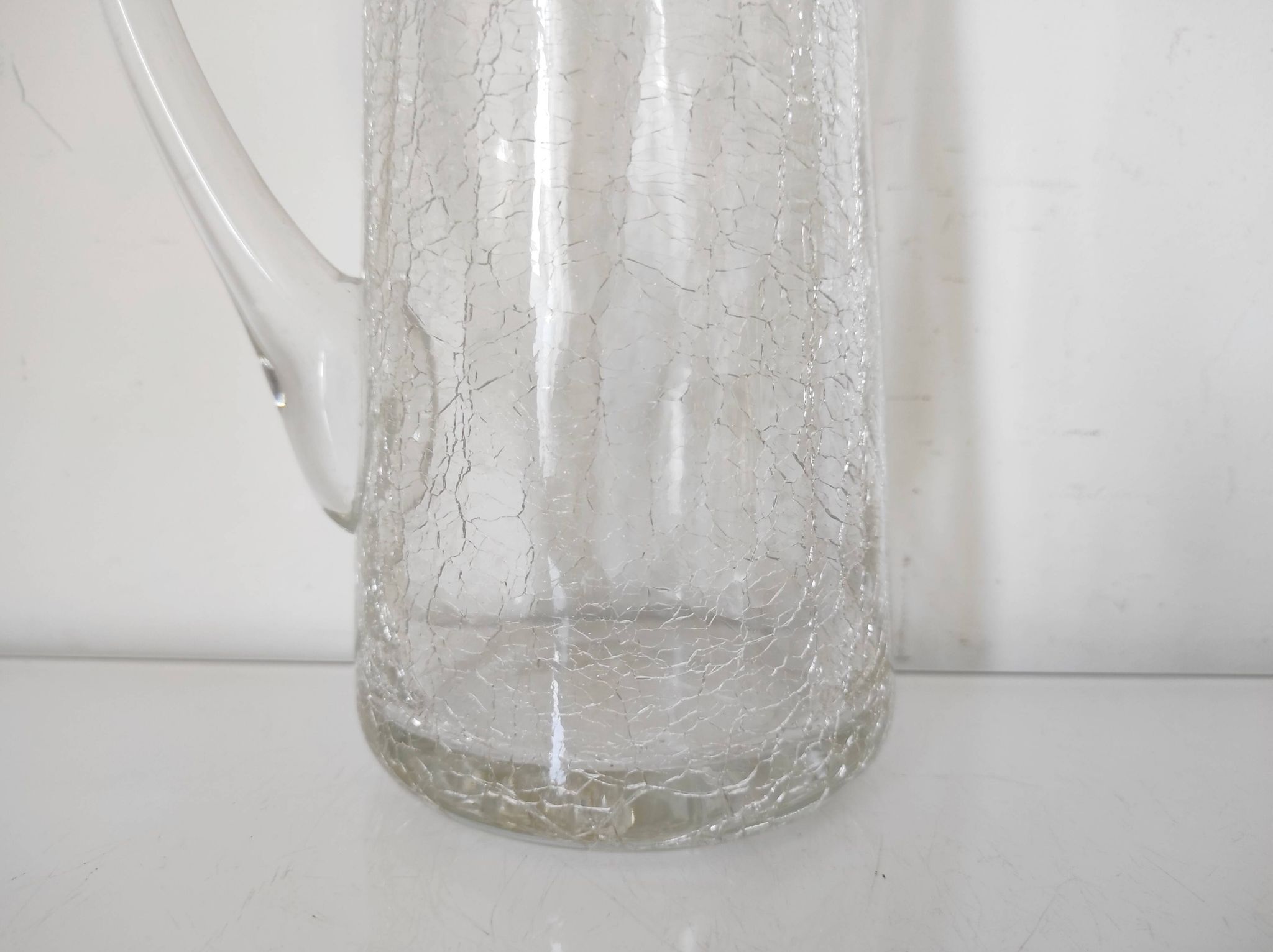 Artisanal cracked glass pitcher 24.5 cm