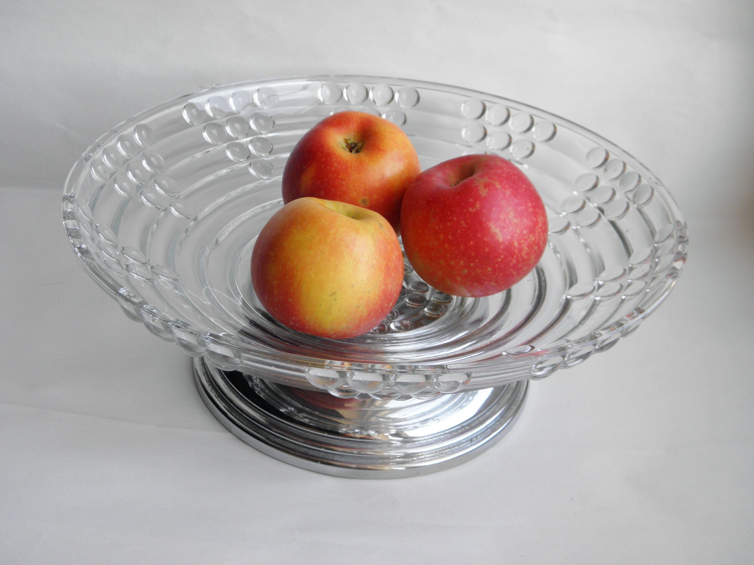 Coupe Art Déco en verre moulé et pied chromé