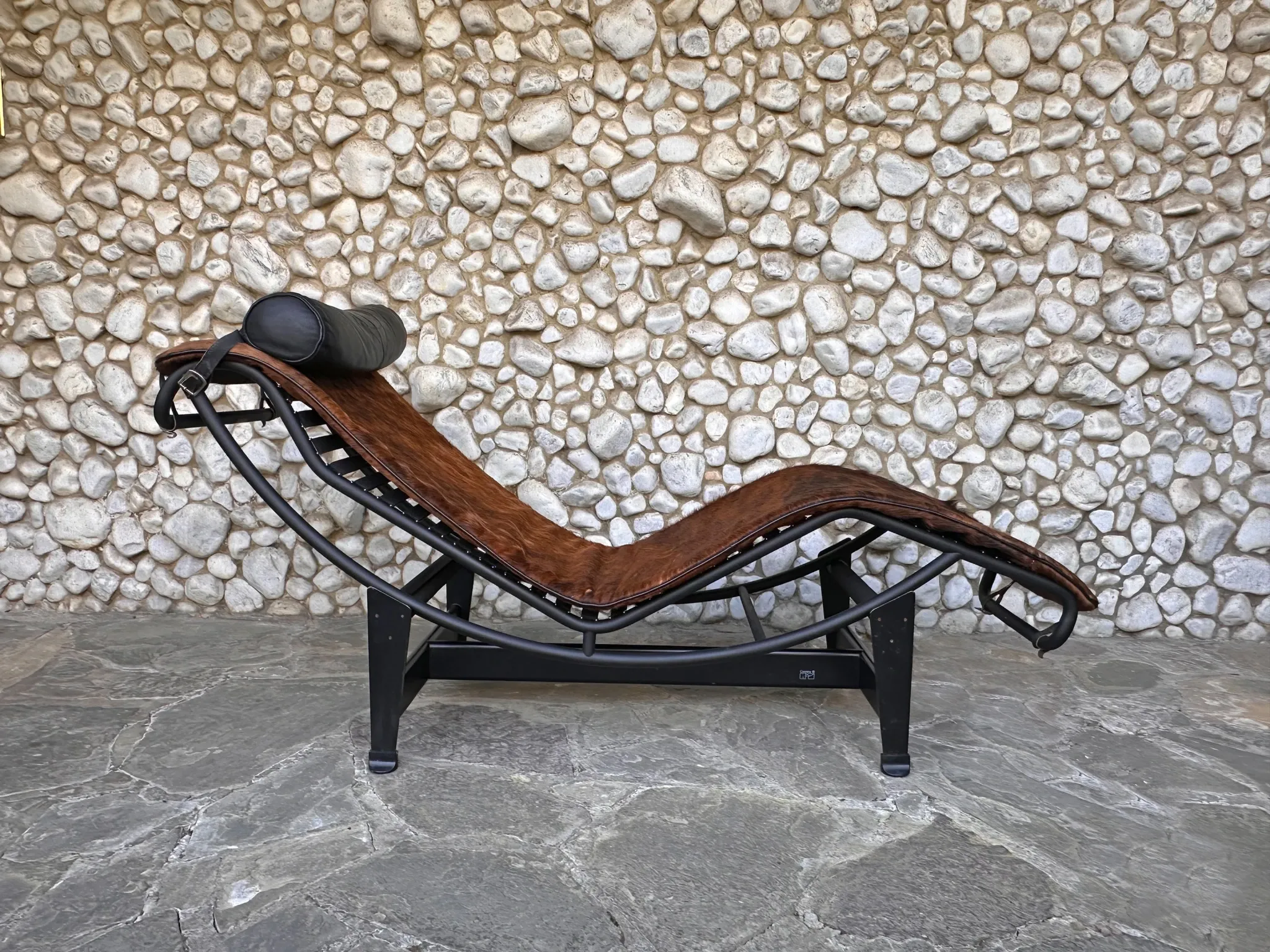 LC4 chaise longue in cowhide and black frame by Cassina, 1970–80