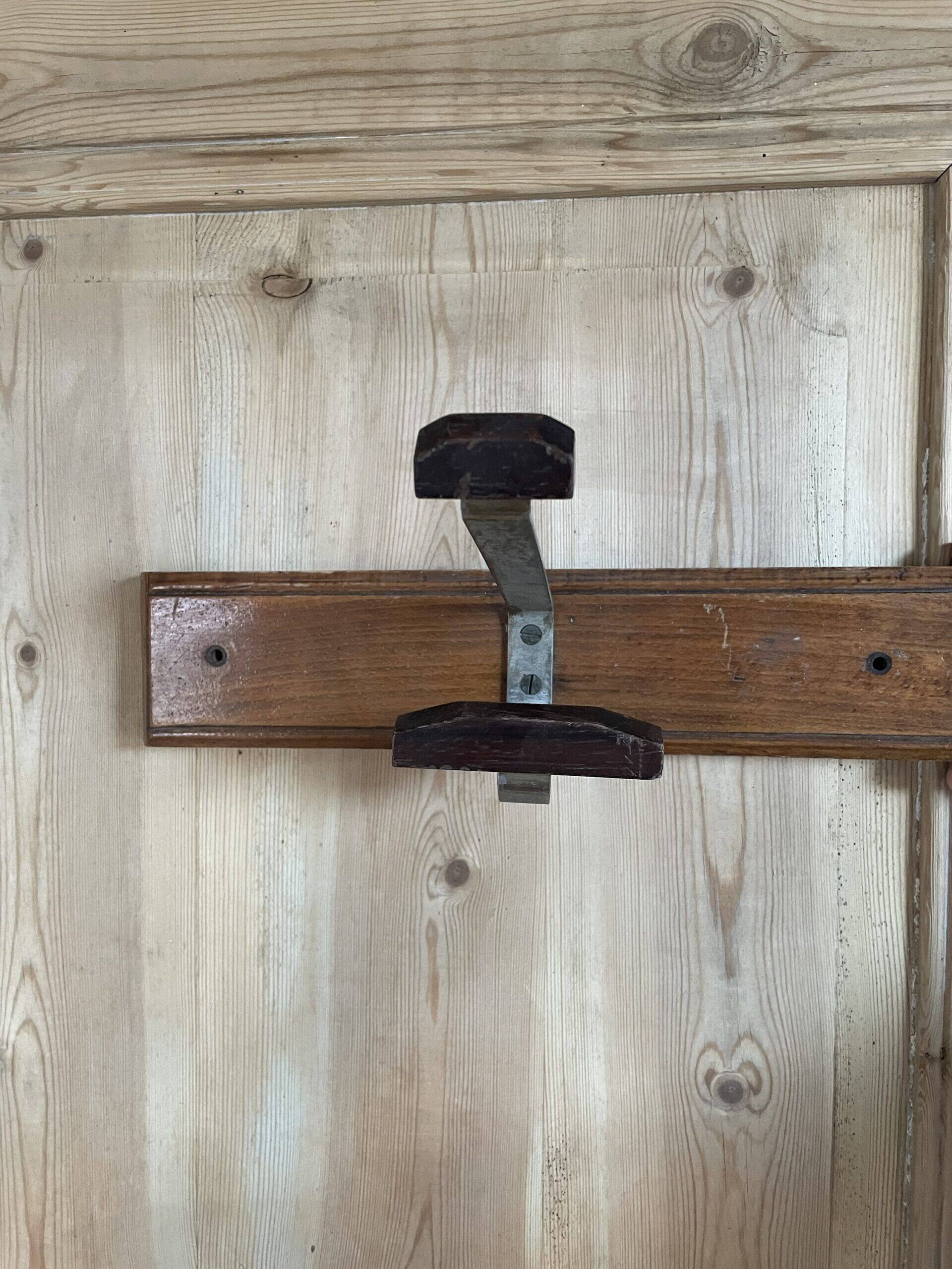 Wall-mounted coat rack