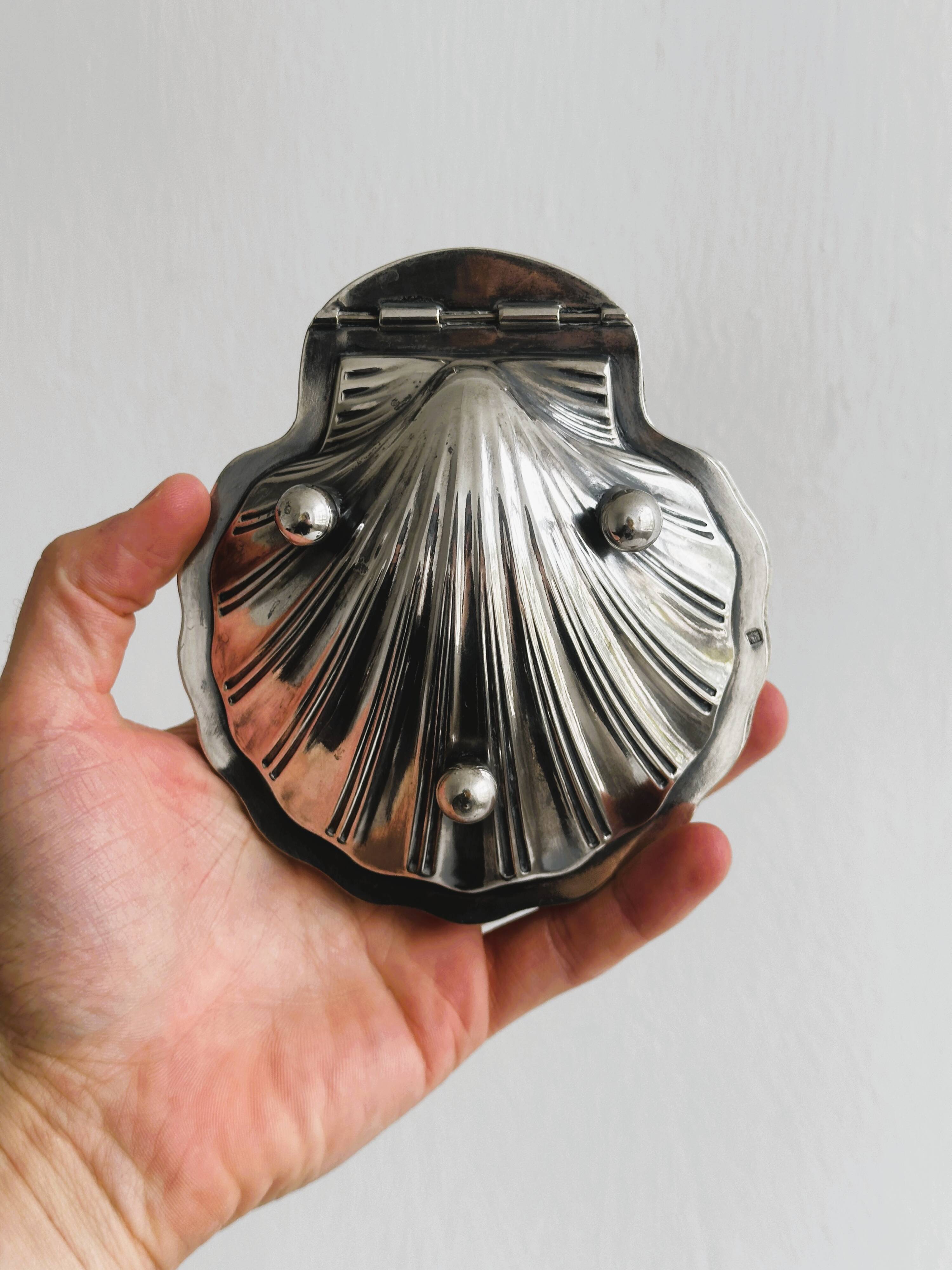 shell box in silver metal and worked glass