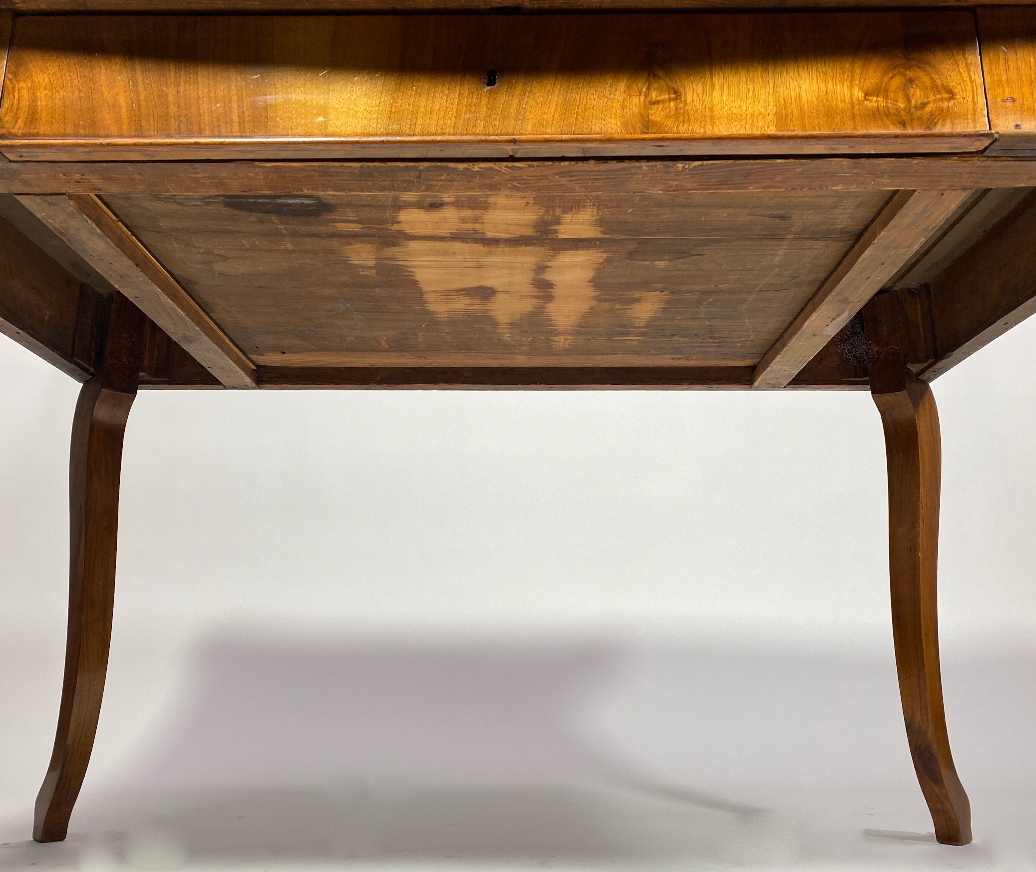 Large flat desk Biedermeier in cherry veneer, Circa 1815 Austria