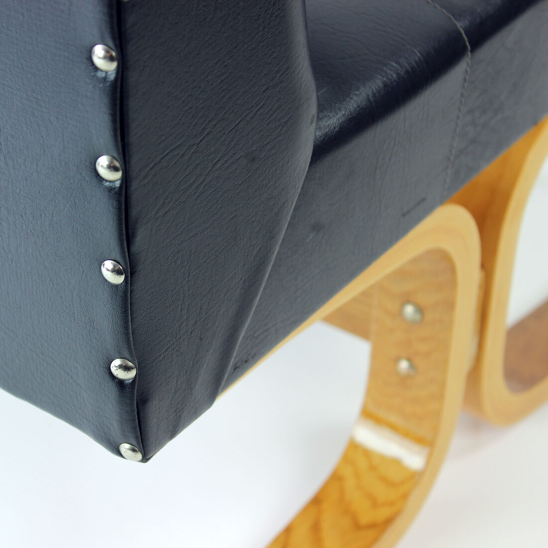 Chauffeuse noire du milieu du siècle Bratislava par Jindrich Volak pour Drevopodnik Holesov, années 1960