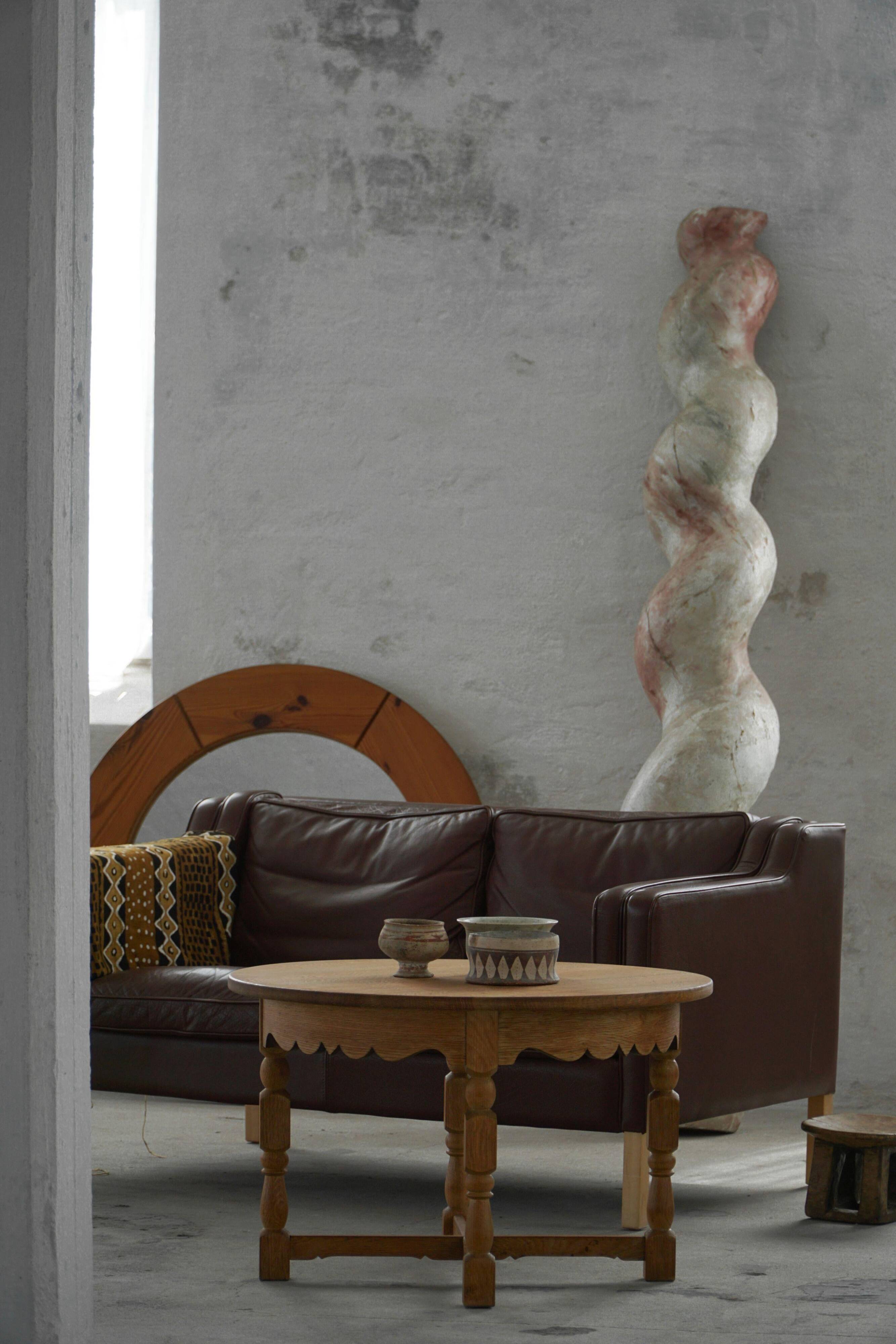 Grand antique Italian sculptural pedestal from the 18th century in twisted barley wood.