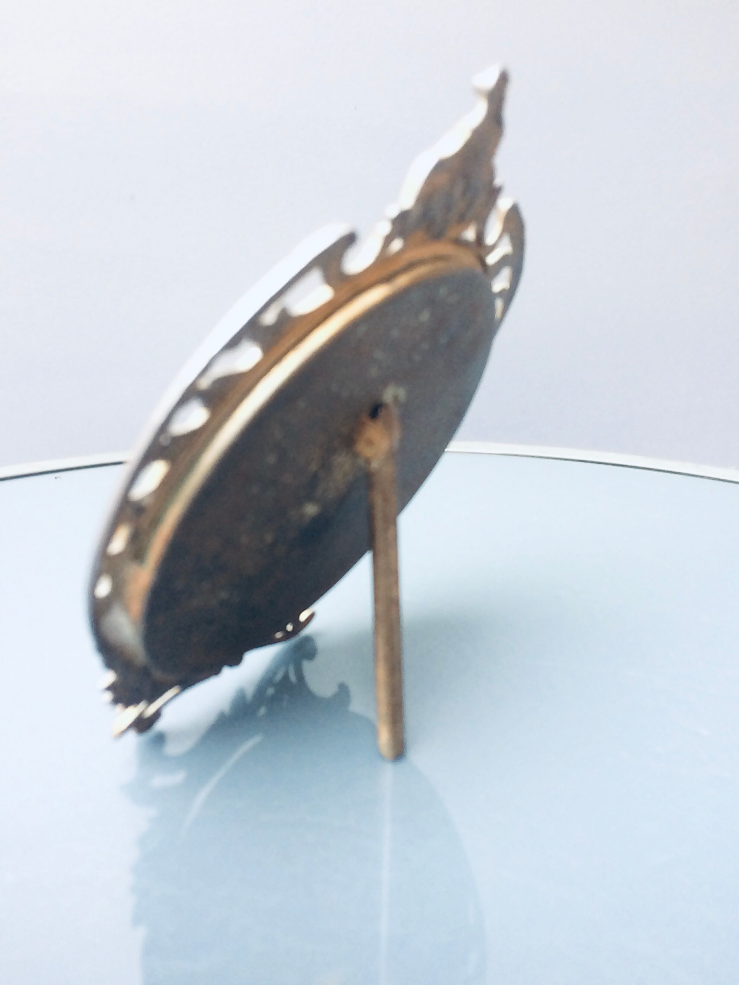 Former small oval frame on foot