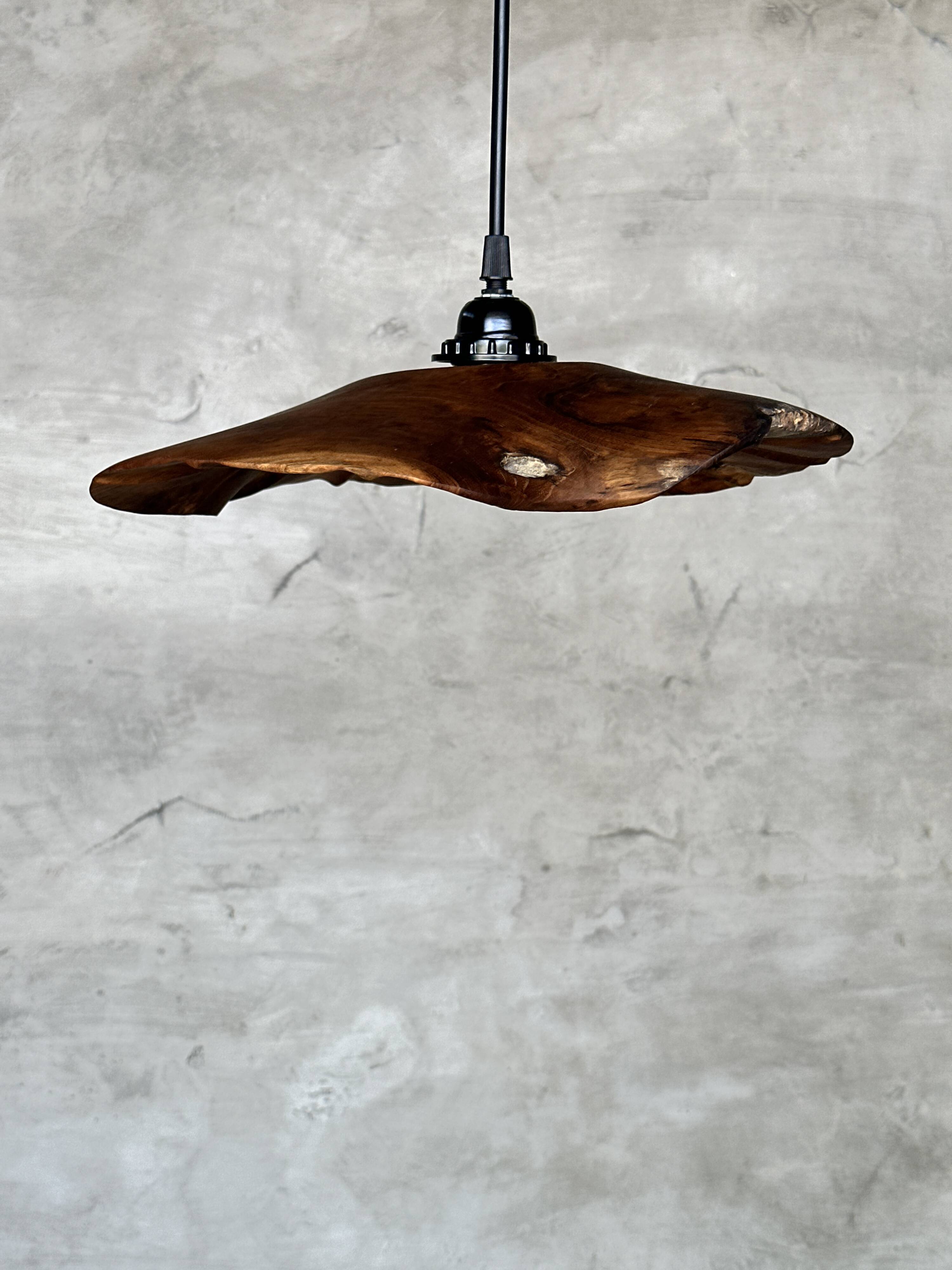 Small pendant light in corrugated teak leaf (Small D:30 H:20)