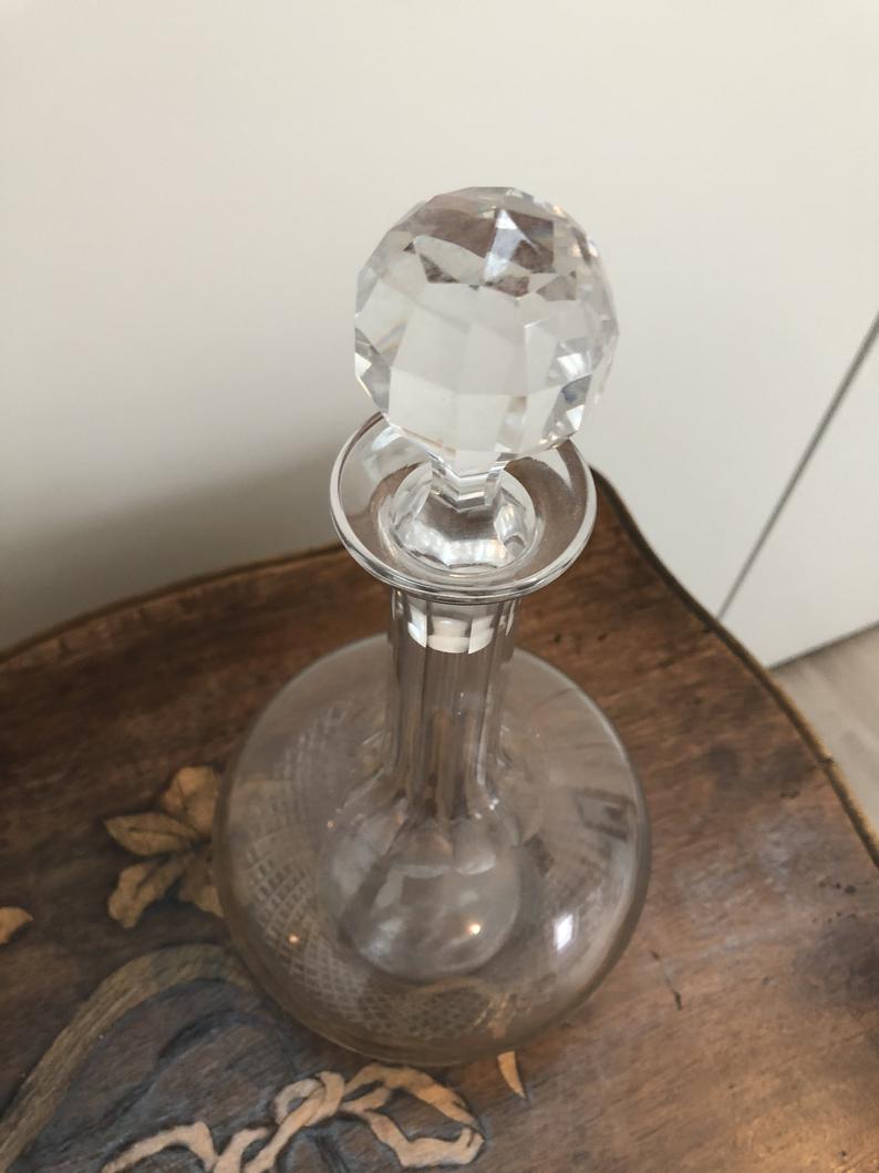 Carafe française en verre ciselé