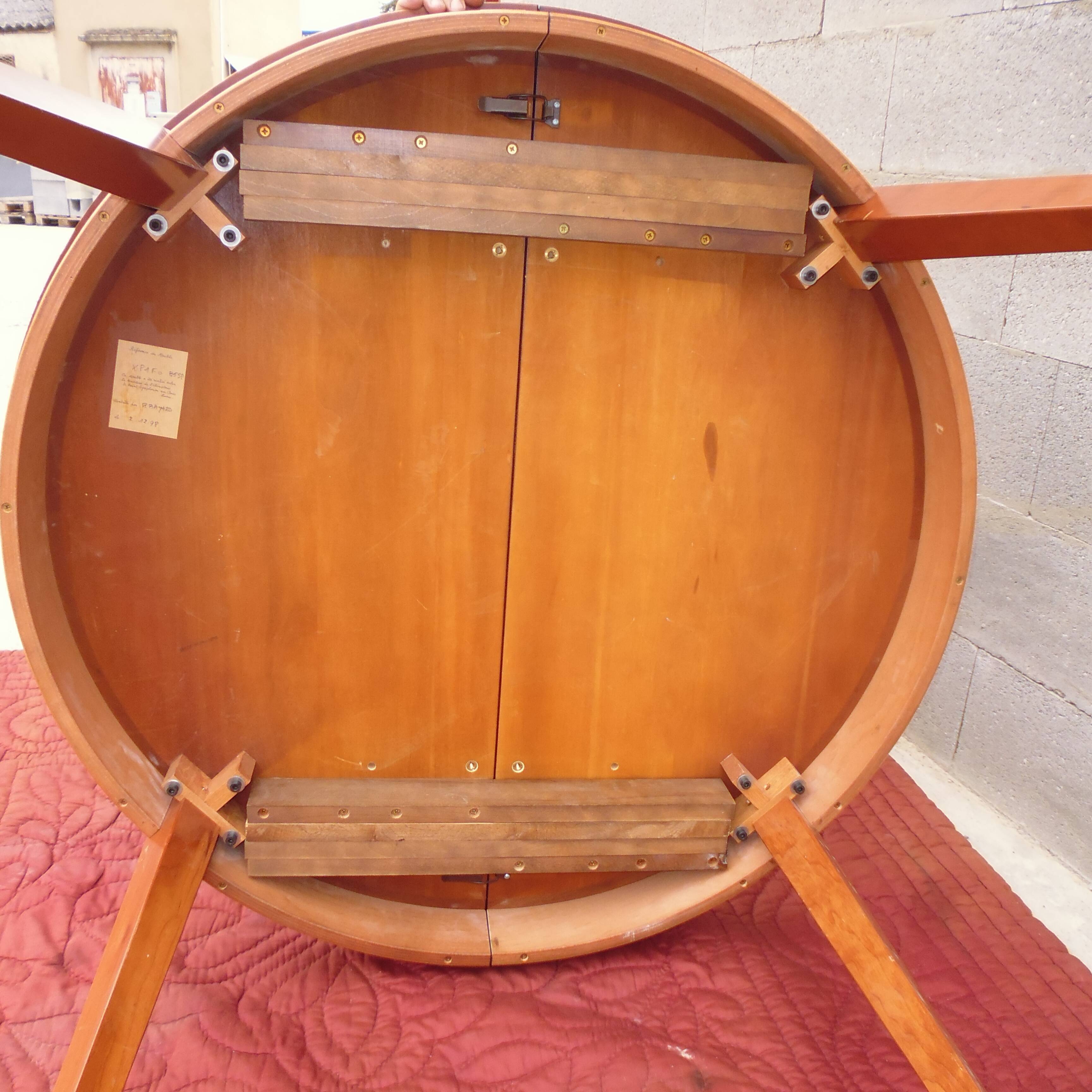 Round table and marquetry with extension