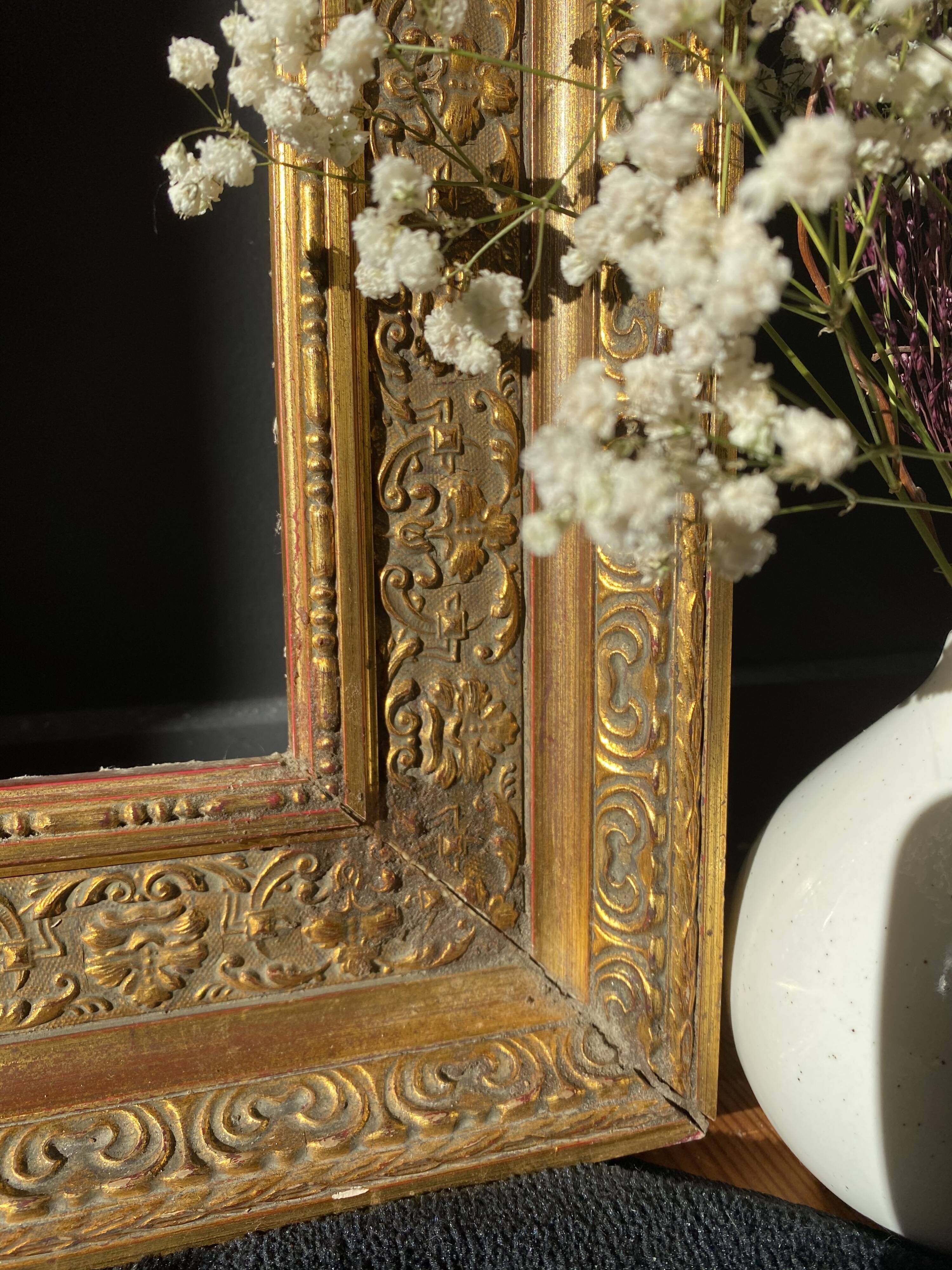 Large-format frame in moulded wood