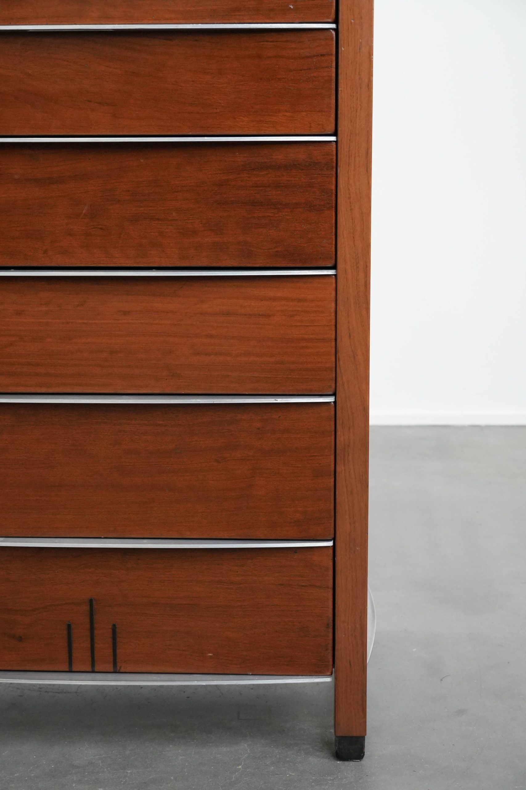 Beautiful Art Deco design chest of drawers with 7 drawers