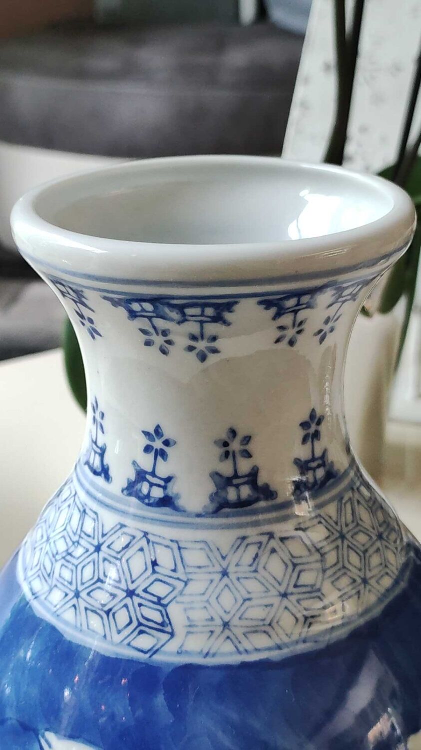 Chinese vase in fine porcelain