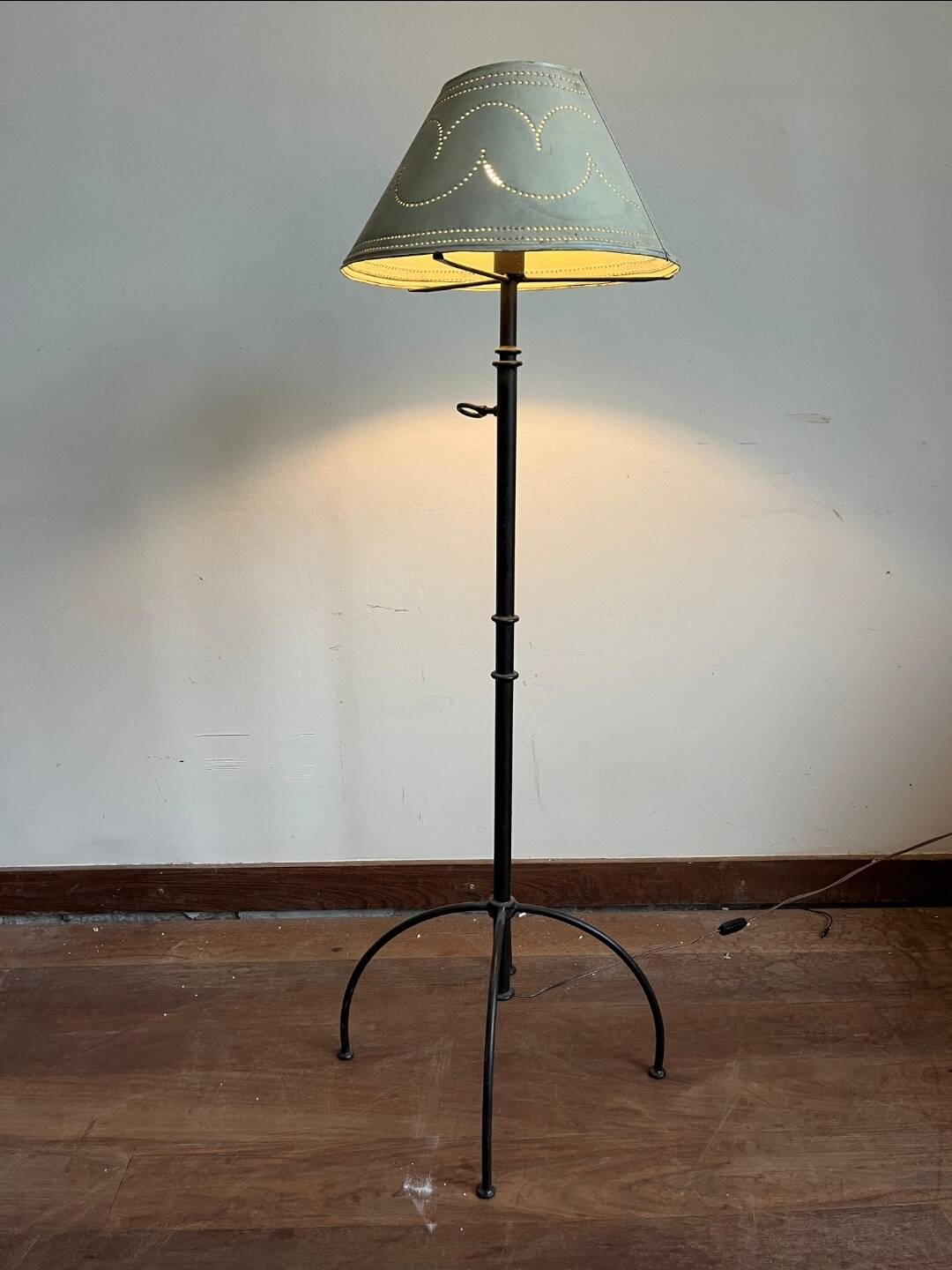Elegant Standing Lamp - Oficina de Agosto
