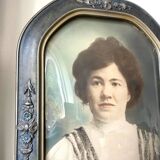 Cadre photo géant antique v argenté et bleu, peint à la main en noir et blanc, portrait antique d'une dame avec verre à bulles convexe cadre 53 cm x 35 cm
