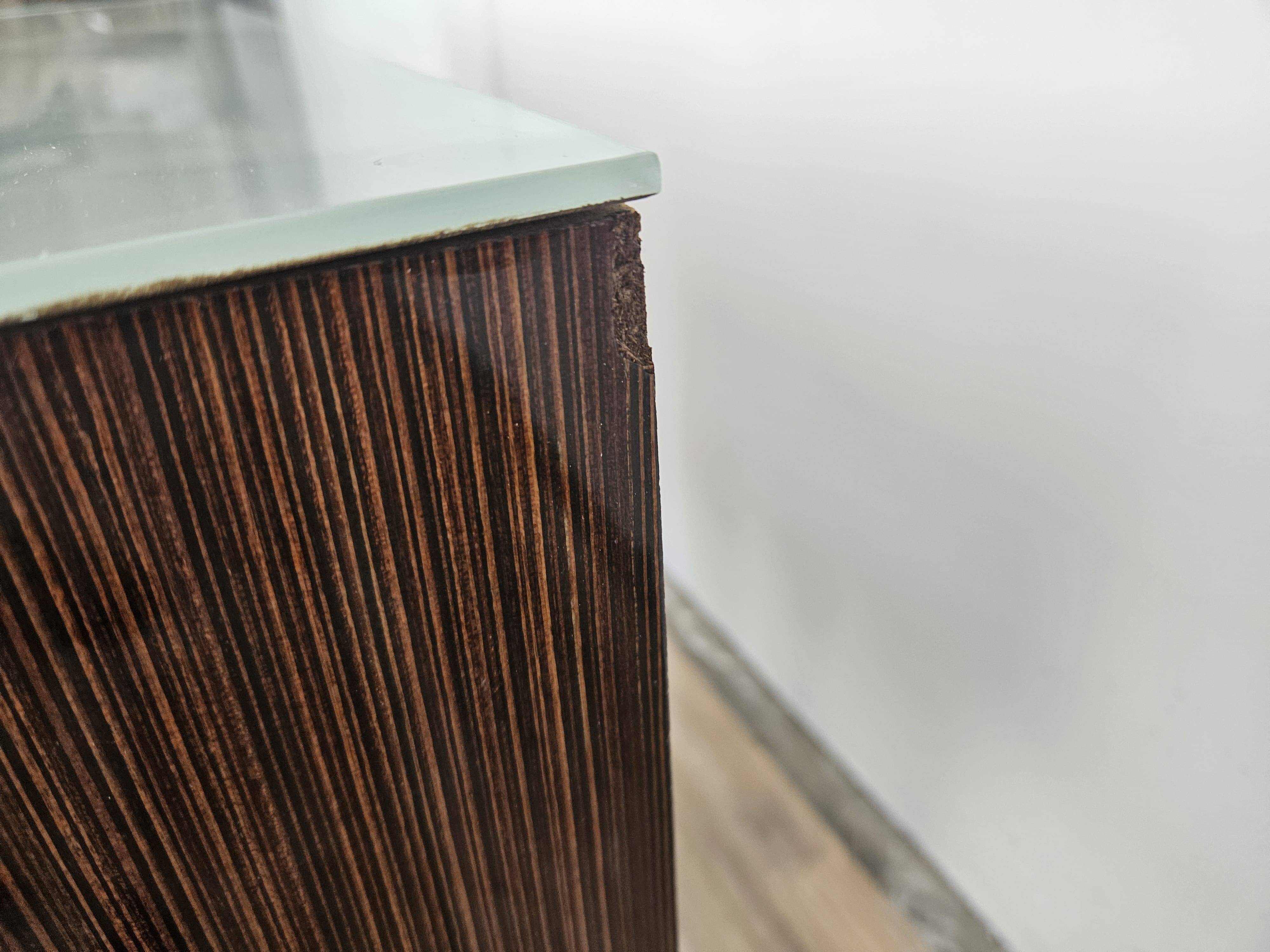 Paire de tables de chevet des années 60 avec porte à abattant et plateau en verre bleu