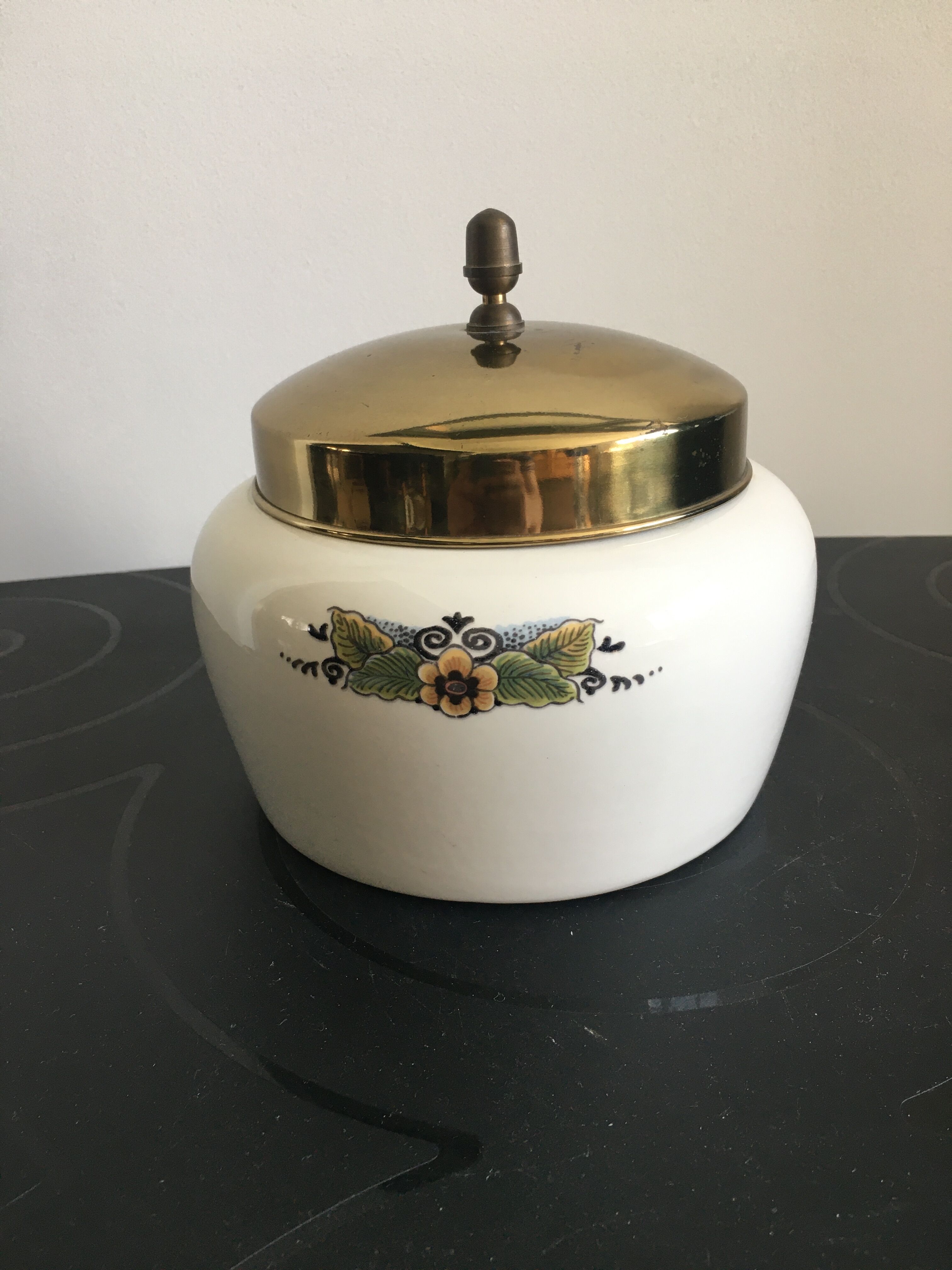 Porcelain tobacco jar from Delfts